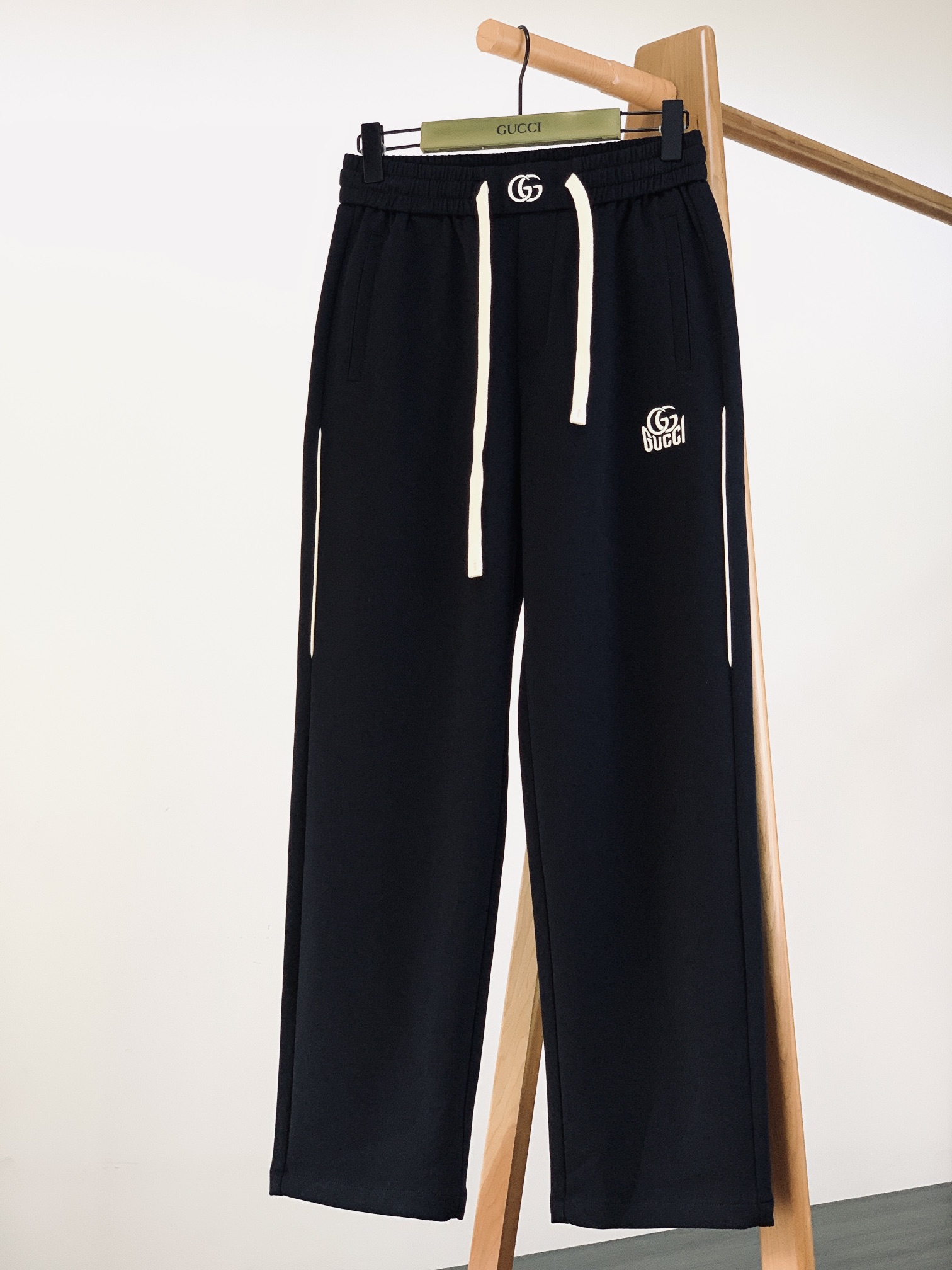 NO:128726,Gucci 2025SS early spring new product casual straight loose pants... Custom fabric. The upper body is very good. A very difficult item to find. Brand embroidery can be recognized at a glance. The silhouette and fabric can be worn all year round!  It can be matched with any shoes, both boys and girls can wear them, and can be matched with tops of the same brand. The texture is enhanced, lazy and high-end, which is very suitable for outfits. Three-color recommendations ………………………………………………………………………………………………………………………………………………………………………………………………………………………………………………………………………………………………………………………………………………………………………………………………………………………………………………………………………………………………………………………………………………19860909Gucci 古驰 2025SS早春新品 休闲直筒宽松裤….定制面料. 上身很好. 非常难寻的单品,品牌刺绣展现一眼就能认出,廓形和面料,上身一年四季都可以穿！搭配任何鞋子都可以,男生女生都可以入,可以搭配同品牌上衣,质感提升,慵懒又高级,太适合出门穿搭了.三色推荐 …………………………………………………… SizeM-3XL,,gucci,gucci,alexander wang,Men's clothing