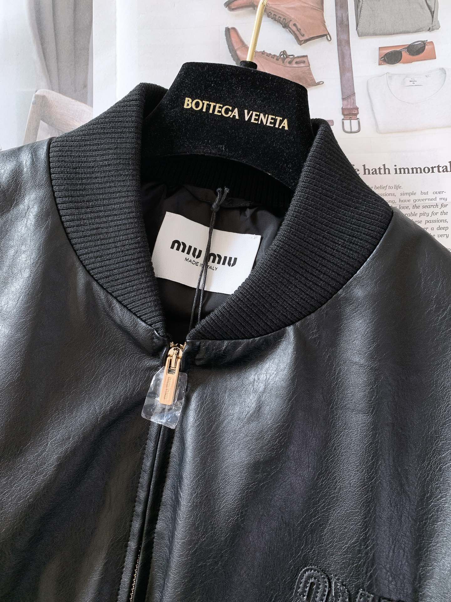 
Miumiu 缪缪 徽标皮衣
小牛皮是牛皮中的顶级品种，毛孔细密均匀，表面光滑有弹性和韧性。
它常用于