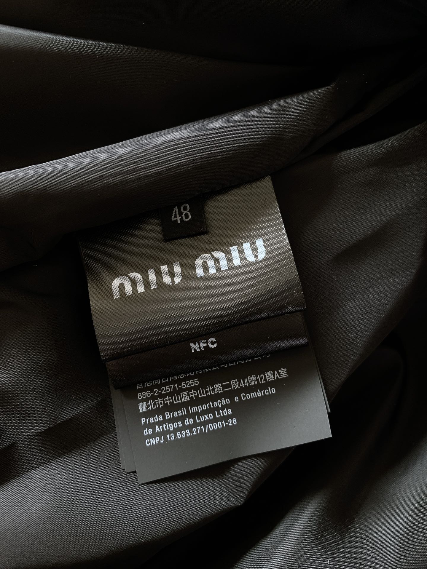 
Miumiu 缪缪 徽标皮衣
小牛皮是牛皮中的顶级品种，毛孔细密均匀，表面光滑有弹性和韧性。
它常用于