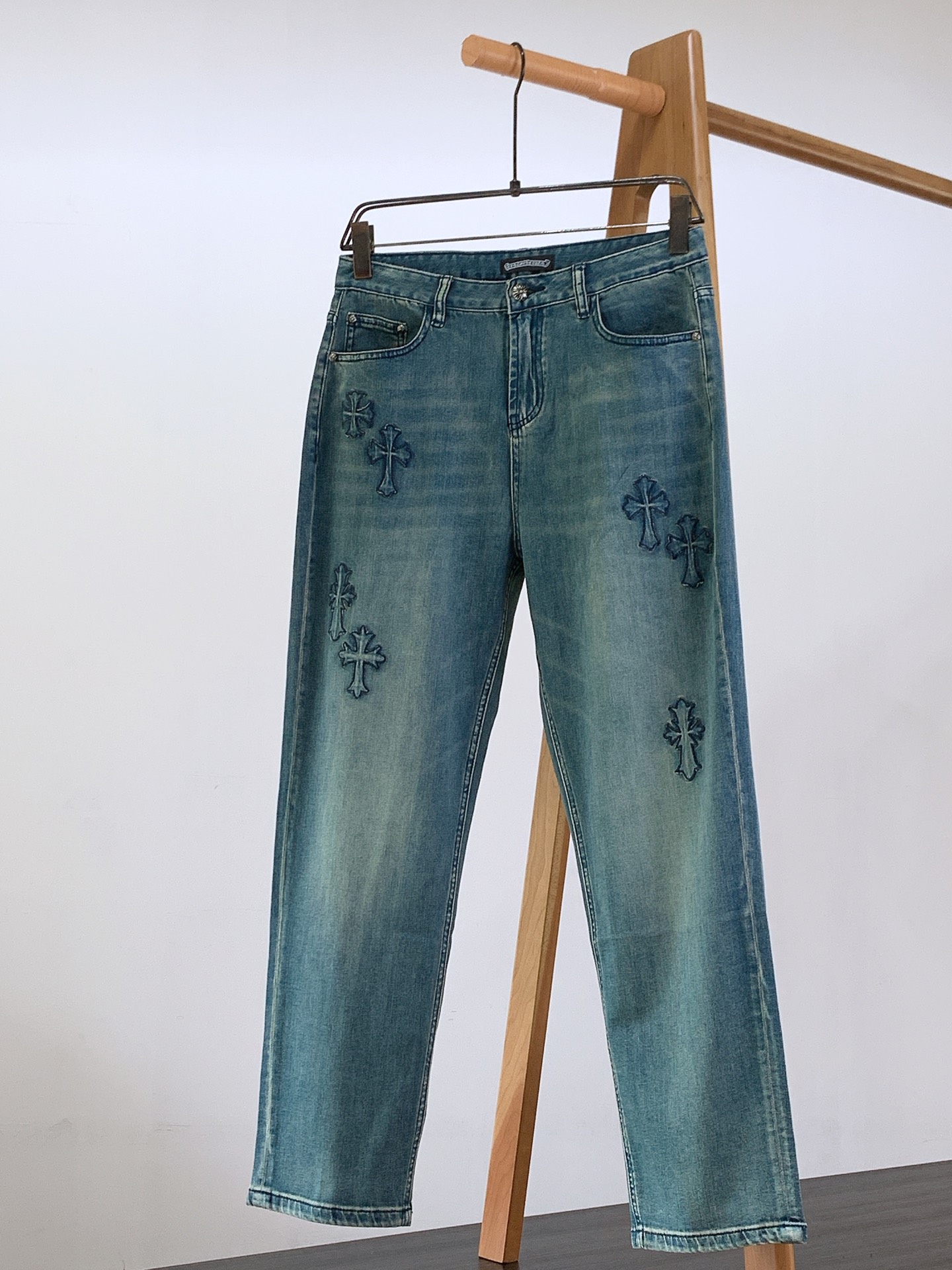 NO:691312,Chrome Hearts Chrome Hearts 2025SS early autumn new product heavy casual jeans, imported high-quality washed stretch fabric, the upper body is comfortable, breathable and elastic, custom-supplied hardware accessories are decorated, the version is super correct, all products are in order, the upper body is handsome...………………………………………… Size46-52,,chrome hearts,chrome hearts,jeans,19860909Chrome Hearts 克罗心 2025SS早秋新品 重工休闲牛仔裤,进口优质水洗弹力面料,上身舒适透气有弹力,客供五金辅料装饰,版型超正,全品相订单款,上身帅气十足 …………………………………………………… Size46-52,,chrome hearts,chrome hearts,jeans,,Men's clothing