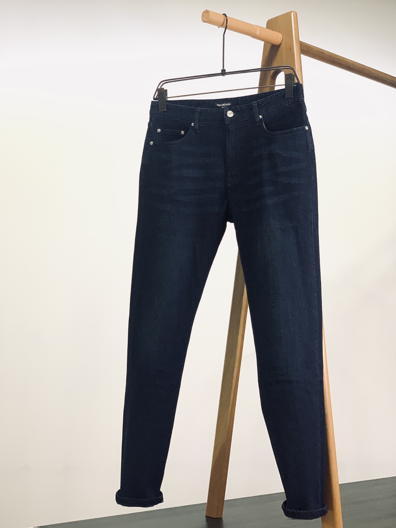 NO:122069,Balenciaga 2025SS early spring new product, high-end fashion sense, casual washing jeans. The fabric is very special, ultra-fine and fine imitation cotton yarn blend, super soft and comfortable. It has a casual, casual feeling, and also a relaxed and fashionable feeling. The fabric is refreshing, slightly stretchy, super soft and long wearing time, the whole pants are all traditional hand-wiping technology, natural stone grinding and light fermentation. The style belongs to the combination of small straight feet, and the details are exquisite. …………………………………………………………………………………………………………………………………………………………………………………………………………………………………………………………………………………………………………………………………………………………………………………………………………………………………………………………………………………………………………………………………………………………………………………………………………………………………………………………………………………………………………………………………………………………………………………………………………………………………………………………………………………………………………………………………………………………………………………………………………………………………………………19860909巴黎世家 2025SS早春新品 高级时装感,休闲洗水牛仔裤. 面料很特殊,超细精仿棉纱混纺,超柔舒适感. 具备牛仔随性感 ,休闲感 , 亦有轻松感 ,时尚感. 布面清爽,微弹力,超柔穿着时间长, 整条裤子全传统手擦工艺,自然石磨轻酵洗水. 版型属于合体小直脚剪裁,细节精致感. …………………………………………………… Size29-38,,balenciaga,jeans,alexander wang,Men's clothing