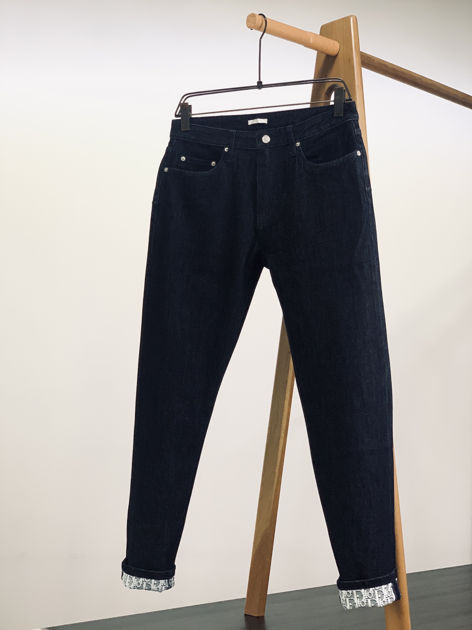 NO:483869,Dior Homme is a popular heavy-duty wash jeans, made of customized fabrics, double-craft wash whole pants, comfortable feel, delicateness and breathable effect, top-notch. Customer-supplied hardware and decorative accessories, classic five-pocket design, and the back pocket is decorated with classic noodle thread and gravure leather signs. The trouser legs are curled and trouser legs are oblique printed lining design, full of historical heritage, highlighting the brand style. It is clear and textured!  …………………………………………………………………… Size29-38 (35.37),,dior,dior,jeans,alexander wang19860909Dior Homme 迪奥·桀傲 爆款重工洗水牛仔裤,定制面料打造,双工艺洗水整条裤子,手感舒适,细腻程度与透气效果堪称顶级.客供五金装饰辅料,经典的五口袋设计,后侧口袋饰以经典的缉面线,搭配凹印皮革标牌.裤脚卷边挽脚oblique印花里料设计,充满历史底蕴,彰显品牌格调.清晰富有质感！ …………………………………………………… Size29-38（35.37）,,dior,dior,jeans,alexander wang,Men's clothing