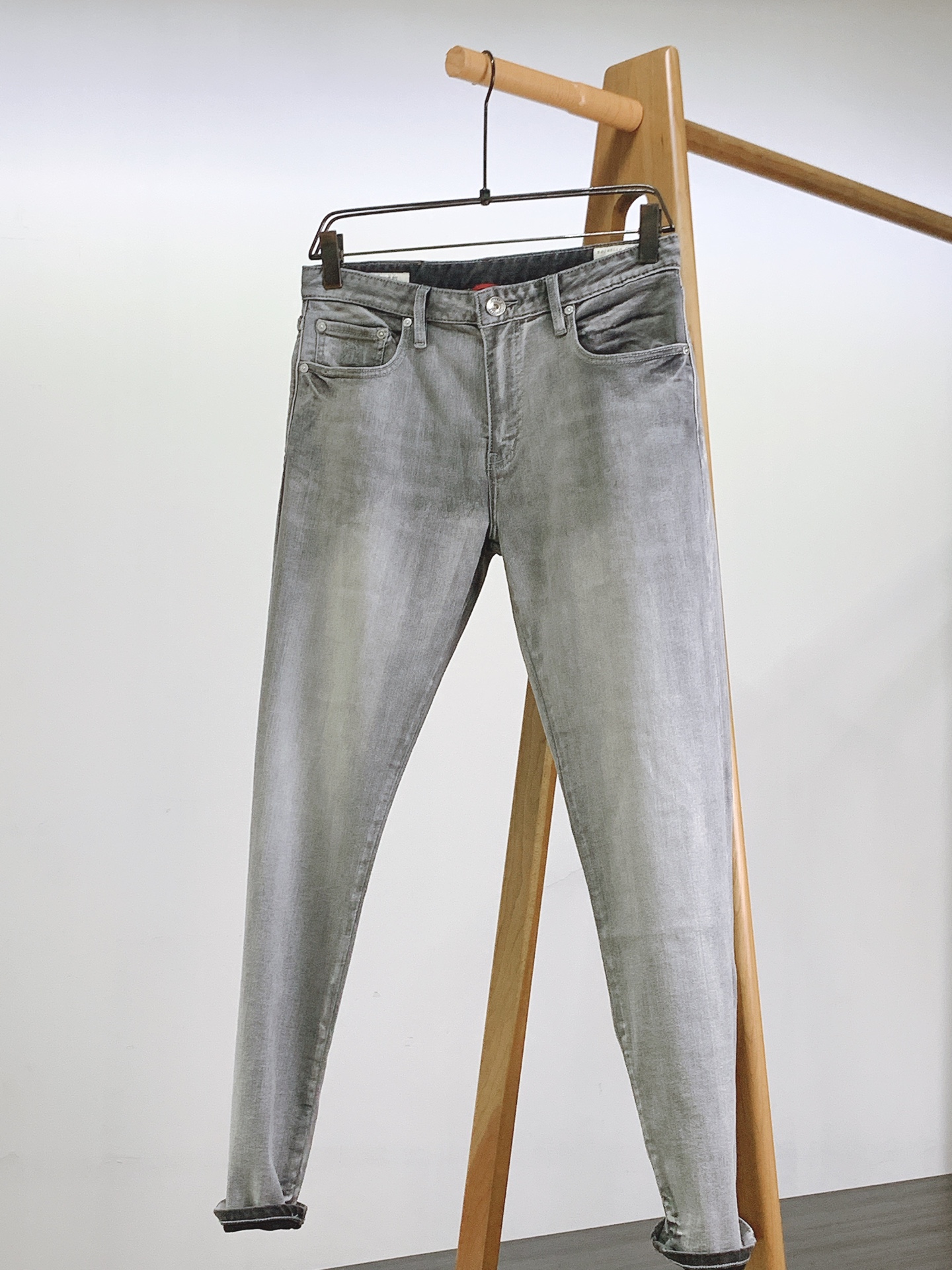 NO:125673,Brunello Cucinelli 2025SS early spring new product, high-end fashion sense, casual washing jeans. The fabric is very special, ultra-fine and fine imitation cotton yarn blend, super soft and comfortable. It has a casual, casual feeling, and also a relaxed and fashionable feeling. The cloth is refreshing, slightly stretchy, super soft and long wearing time, the whole pants are all traditional hand-wiping technology, natural stone grinding and light fermentation. The style belongs to the combination of small straight feet, and the details are exquisite. …………………………………………………………………………………………………………………………………………………………………………………………………………………………………………………………………………………………………………………………………………………………………………………………………………………………………………………………………………………………………………………………………………………………………………………………………………………………………………………………………………………………………………………………………………………………………………………………………………………………………………………………………………………………………………………………………………………………………………………………………………………………………………19860909Brunello Cucinelli 布鲁奈罗.库奇内利 2025SS早春新品 高级时装感,休闲洗水牛仔裤. 面料很特殊,超细精仿棉纱混纺,超柔舒适感. 具备牛仔随性感 ,休闲感 , 亦有轻松感 ,时尚感. 布面清爽,微弹力,超柔穿着时间长, 整条裤子全传统手擦工艺,自然石磨轻酵洗水. 版型属于合体小直脚剪裁,细节精致感. …………………………………………………… Size29-38,,brunello cucinelli,jeans,alexander wang,Men's clothing