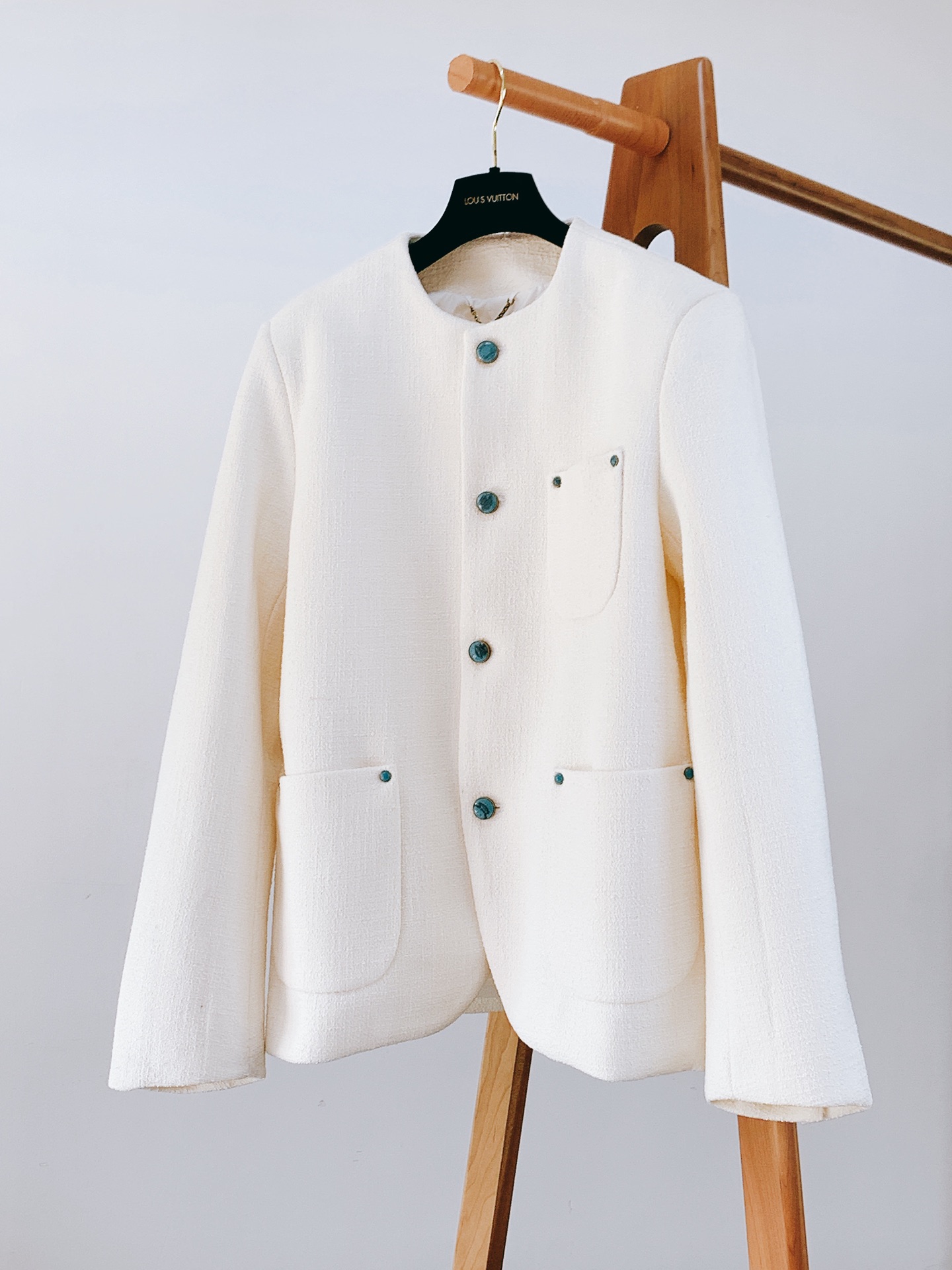 NO:133200,Louis Vuitton Bai Jingting's same turquoise casual jacket. The fabric is made of wool and cotton viscose fiber blended material, and the color is dyed and milky white. The fabric is shaped and combined with 200d high temperature to achieve the original three-dimensional effect. The alignment patch pocket design is designed, and the threshold is made of new natural turquoise buckles. The pearl face is clearly and delicate, and hand-engraved. The cuffs are decorated with ancient gold buckles, the leather hook is matched with bronze chains, a full set of open mold custom hardware accessories, and the three-standard auxiliary materials are fully equipped. The inner lining is customized for one month. The copper-ammonia fiber chess board lattice dark pattern jacquard inner lining, which is different from all low-end products on the market. 46-size 70 bust 112 shoulder width 44.4 48-size 72 bust 116 shoulder width 46 50-size 74 bust 120 shoulder width 47.6  ……………………………………………………………………………………… Size46.48.50,,louis vuitton,louis vuitton,jackets & coats,alexander wang19860909LouisVuitton 路易威登 白敬亭同款绿松石休闲外套.面料采用羊毛棉粘胶纤维混纺材料,定染对色奶白色,面料通过高温定型复合200d,使达到原版的立体效果,对位贴袋设计,门槛采用新款天然绿松石扣做开合,珍珠面刻字清晰细腻、手工刻字.袖口搭配古金四合扣点缀,真皮吊钩搭配古铜链条,全套开模定制五金配件,三标辅料配备齐全.内里内衬定制周期一个月铜氨纤维棋盘格暗纹提花内里,区别市面所有低端货. 46码衣长70 胸围112 肩宽44.4 48码衣长72 胸围116 肩宽46 50码衣长74 胸围120 肩宽47.6 …………………………………………………… Size46.48.50,,louis vuitton,louis vuitton,jackets & coats,alexander wang,Men's clothing