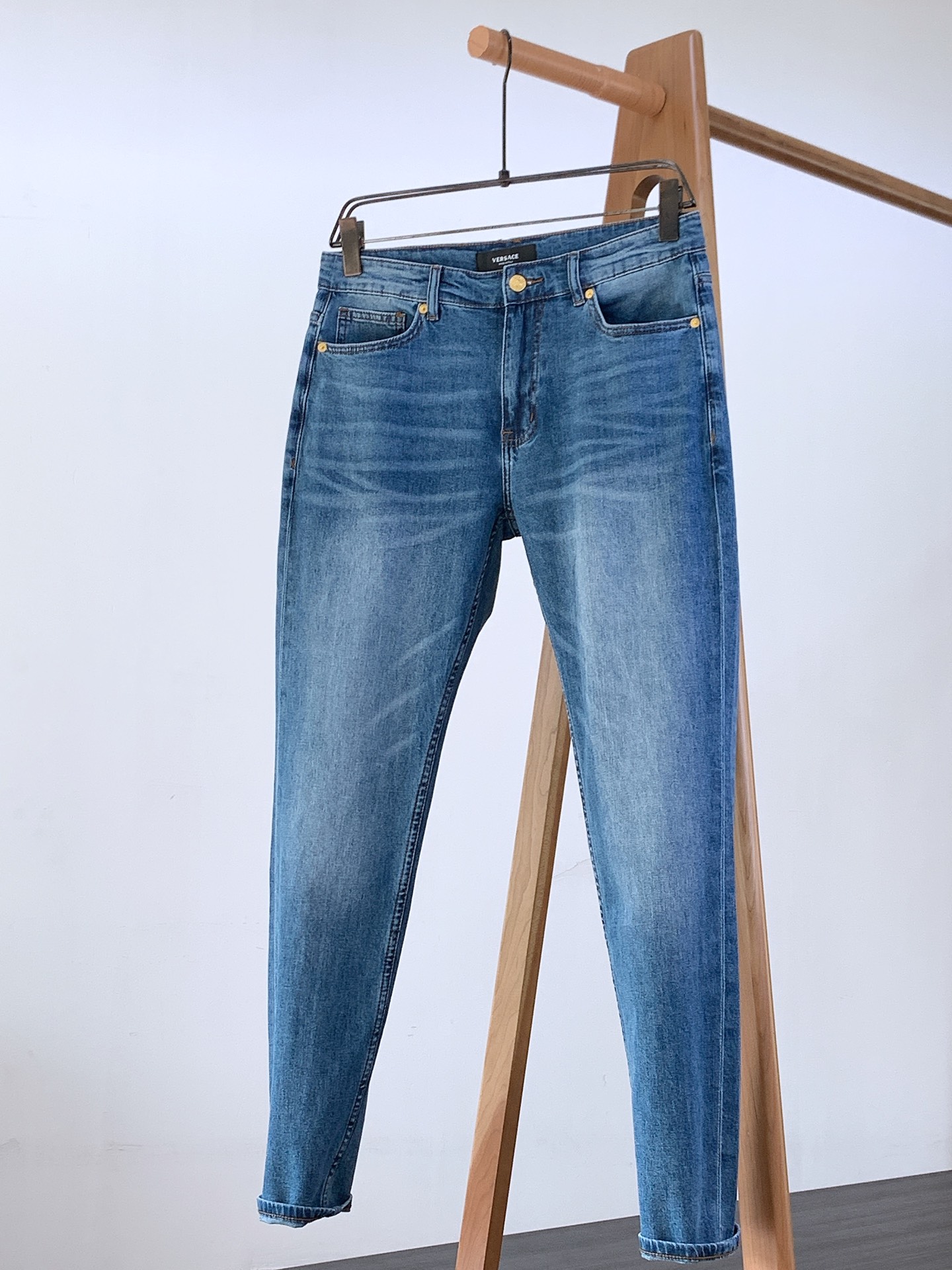 NO:135801,Versace 2025SS spring and summer new product, high-end fashion sense, casual washing jeans. The fabric is very special, ultra-fine and fine imitation cotton yarn blend, super soft and comfortable. It has a casual, casual feeling, and also a relaxed and fashionable feeling. The fabric is refreshing, slightly stretchy, super soft and long wearing time, the whole pants are all traditional hand-wiping technology, natural stone grinding and light fermentation. The style belongs to the combination of small straight feet, and the details are exquisite. ……………………………………………………………………………………………………………………………………………………………………………………………………………………………………………………………………………………………………………………………………………………………………………………………………………………………………………………………………………………………………………………………………………………………………………………………………………………………………………………………………………………………………………………………………………………………………………………………………………………………………………………………………………………………………………………………………………………………………………………………………………………………………………………19860909Versace 范思哲 2025SS春夏新品 高级时装感,休闲洗水牛仔裤. 面料很特殊,超细精仿棉纱混纺,超柔舒适感. 具备牛仔随性感 ,休闲感 , 亦有轻松感 ,时尚感. 布面清爽,微弹力,超柔穿着时间长, 整条裤子全传统手擦工艺,自然石磨轻酵洗水. 版型属于合体小直脚剪裁,细节精致感. …………………………………………………… Size29-38,,versace,versace,jeans,alexander wang,Men's clothing