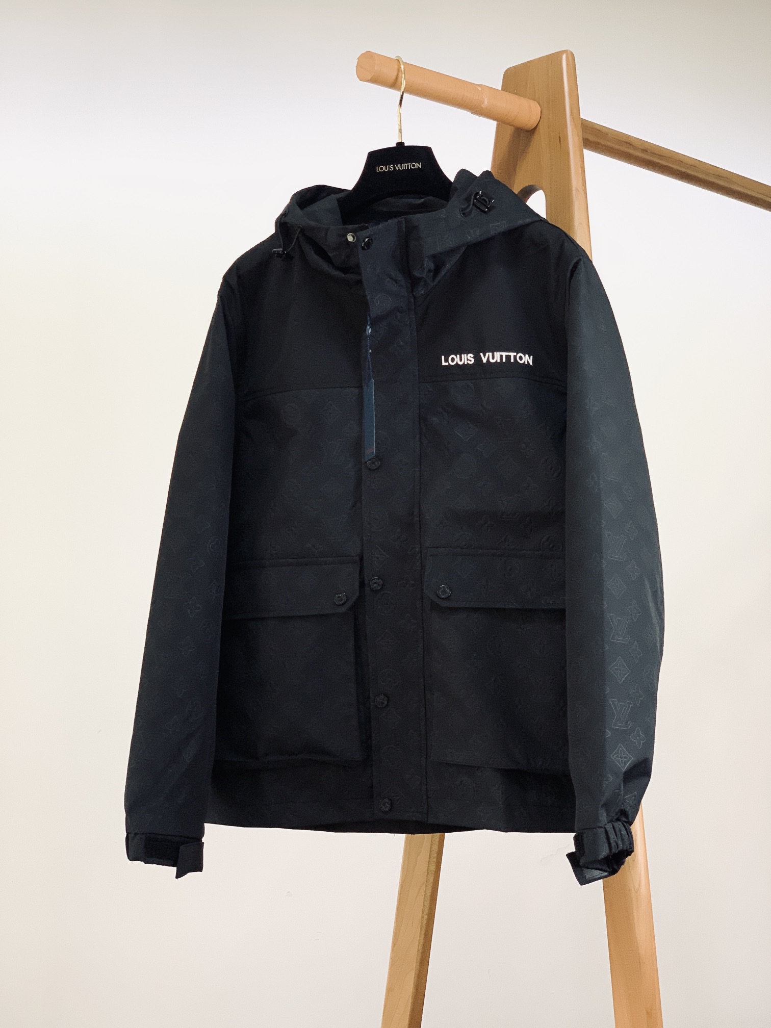 NO:122094,Louis Vuitton 2025SS early spring new product, new embossed hooded jacket, donkey outdoor sports embossing series. This large-body fabric adopts black paint embossing technology, luxurious and atmospheric, without showing water leakage!  A new peak-to-peak jacket that is not customized for friends who are too showing off!  Waterproof depth sports and leisure series, tight needle embroidery logo on the chest, customer-supplied hardware and accessories decoration. The style is super positive. The upper body is fashionable and versatile ……………………………………………………………………………………………………………………………………………………………………………………………………………………………………………………………………………………………………………………………………………………………………………………………………………………………………………………………………………………………………………………………………………………………………………………………………………………………………………………………………………………………………………………………………………………………………………………………………………………………………………………………………………………………………………………………………………………………………………………………………………………………………………………………………………………………………………………………………………………………………………………………………………………………………………………………………………………19860909LouisVuitton 路易威登 2025SS早春新品 新款压花连帽夹克外套,驴家户外运动压花系列.此款大身面料采用黑色涂装压花工艺,奢华大气不显山漏水！不为过分炫耀的小伙伴们定制的新款冲峰外套！防水深度运动休闲系列,胸前密针刺绣标识,客供五金辅料装饰.版型超正.上身时尚百搭 …………………………………………………… SizeM-3XL,,louis vuitton,louis vuitton,louis vuitton,louis vuitton,jackets & coats,jackets & coats,hats,alexander wang,Men's clothing