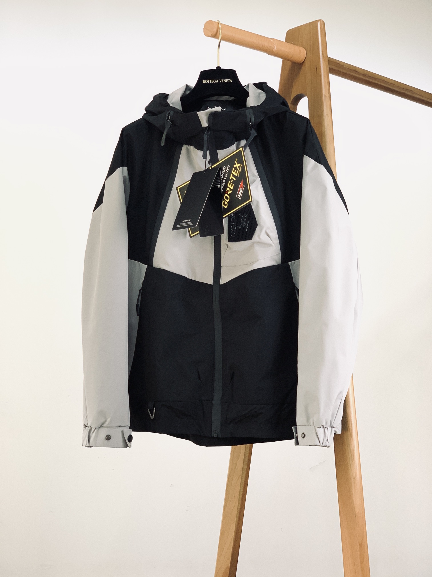 NO:122095,ARCTERYX Arcteryx Contrasted Zipper Hooded Trench Coat!  This fabric and style is really good, a super practical coat!  The shell adopts thickened four-sided elastic, high-end mesh fabric, wear-resistant and water-resistant, good breathability, no deformation or fading, and color fastness of more than 4 levels!  !  Simple design, multi-faceted tailoring, and the pursuit of quality is very rigorous and demanding!  !  Use every detail to prove your own image!  !  Hooded design!  A very high-performance high-end jacket equipment, integrating craftsmanship and fabrics, top-level technological materials. ……………………………………………………………………………………………………………………………………………………………………………………………………………………………………………………………………………………………………………………………………………………………………………………………………………………………………………………………………………………………………………………………………………………………………………………………………………………………19860909ARCTERYX 始祖鸟 撞色拉链连帽风衣外套！ 这个面料和款式真心好,超级实用的一件外套！ 外壳采用加厚四面弹,高档网布,耐磨耐水,透气性好,不变形不褪色,色牢度达4级以上！！ 简约的设计,多面剪裁,对于品质的追求非常严谨和苛刻！！ 用每一个细节来力证自身品π形象！！连帽设计！ 非常高性能高端的一款夹克装备,集工艺与面料于一体,顶级科技型材质. …………………………………………………… SizeM-3XL,arc'teryx,jackets & coats,jackets & coats,hats,alexander wang,Men's clothing