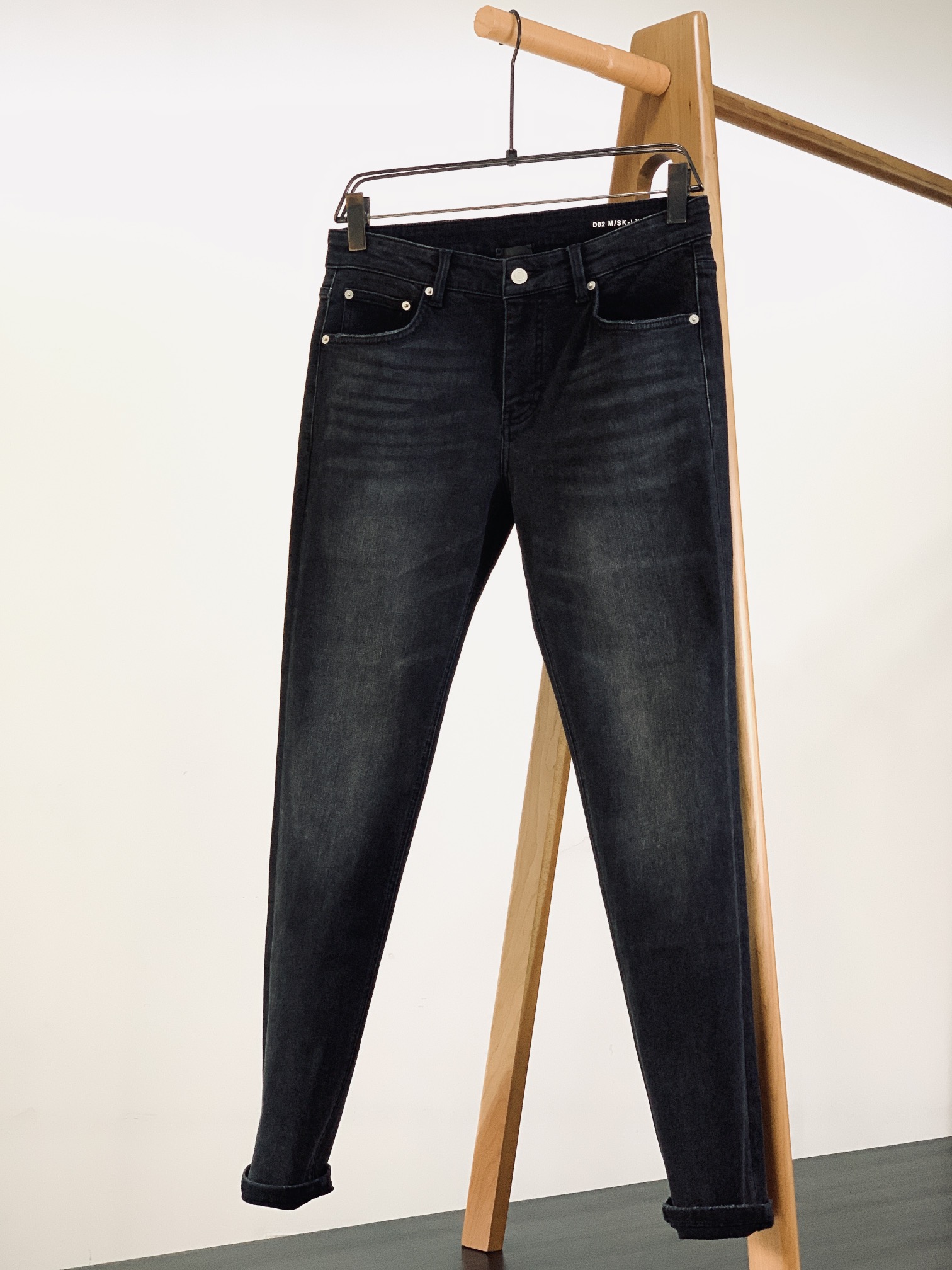 NO:122084,Saint Laurent 2025SS early spring new product, very textured, denim can also be very comfortable.... The Lycra formula is super elastic and handsome!  Rewashing elastic cow design... Good pants are the real masters!  !  These jeans will marvel at the clever design of it!  !  A pair of original cloth tailored jeans, light colors and unique charm, made of high-quality cotton fabric, craftsmanship and grinding design, patch embroidery embellishment embellishment details, top hardware, texture restoration... It shows luxury and fashion sense. It is very worth buying. 30 size waist 78-80 hip circumference 102 trouser length 101 Other size waist circumference hip circumference increases by 3.4cm per size trouser length circumference increases by 1.2cm per size ……………………………………………………………………………………………………………………………………………………………………………………………………………………………………………………………………………………………………………………………………………………………………………………………………………………………………………………………………………………………………………………………………………………………………………………………………………………………………………………………………………………………………………………………………………………………………………………………………………………………………………………………………………………………………………………………………………………………………………………………………………………19860909Saint Laurent 圣罗兰 2025SS早春新品 很有质感 牛仔也能很舒服….莱卡配方超弹力超帅牛！重洗水弹力牛设计….好裤子才是真正的高手一样！！这款牛仔裤让你会惊叹它设计的巧妙 ！！一款原布剪裁的牛仔裤,淡淡的颜色,别致的魅力,采用优质棉质面料制成,工艺磨破设计,贴布刺绣点缀细节,顶级五金 质感还原..尽显奢华时尚感 ..非常值得选购. 30码腰围78-80 臀围102 裤长101 其他码腰围臀围每码递增3.4cm 裤长档长每码递增1.2cm …………………………………………………… Size30-38（35.37）,,saint laurent,saint laurent,jeans,alexander wang,Men's clothing