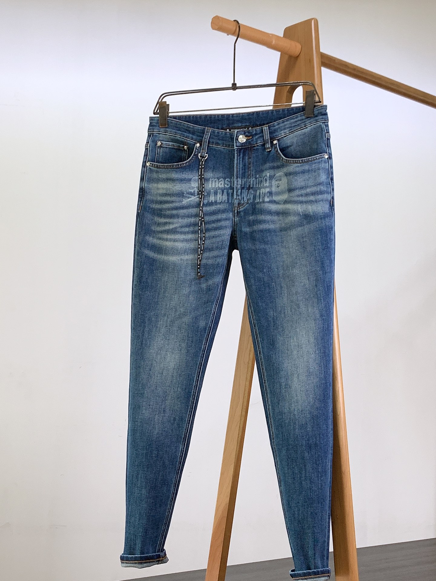 NO:122078,Mastermind Japan MMJ 2025SS early spring new product mmj co-branded ape blue denim... The fabric is dense and smooth and elastic. The king of mmj is here!  Exclusive luxury production in the market!  Unique water washing process... Brand denim royal material, auxiliary materials, hardware convenience and sincerely made!  It definitely has texture and shiny!  Slow work produces meticulous work, and meticulous work demonstrates the fresh gray style of denim. Comfortable and elastic are naturally the standard!  30 size waist 78-80 hip circumference 104 trousers length 104 Other size waist circumference hip circumference increase by 3.4cm per size trousers crotch length 1.2cm per size ………………………………………………………………………………………………………………………………………………………………………………………………………………………………………………………………………………………………………………………………………………………………………………………………………………………………………………………………………………………………………………………19860909Mastermind Japan MMJ 2025SS早春新品 mmj联名ape 蓝色牛仔….面料紧密度和柔顺处理.弹性也十足.mmj的王者登场！市场独家奢华出品！独特的洗水工艺...品牌牛仔御用材质.辅料.五金方便真心做到位了！绝对是有质感 有光泽感！慢工出细活,精工细作彰显牛仔鲜灰风彩. 舒适高弹自然是标配！ 30码腰围78-80 臀围104 裤长104 其他码腰围臀围每码递增3.4cm 裤长裆长每码递增1.2cm …………………………………………………… Size30-38,,alexander wang,Men's clothing