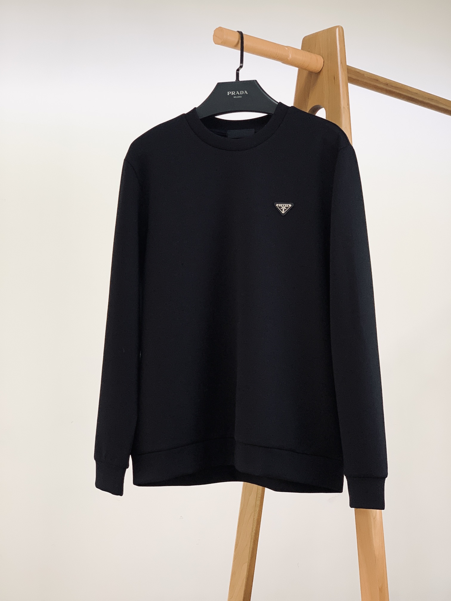 NO:122075,Prada 2025SS early spring new product, I love mixed cashmere base shirt... I get it with a high-end feel... turtleneck new fabric, composite knit cashmere... The most comfortable base shirt you feel... Atmospheric and fashionable... The mixed cashmere base shirt is made of the highest-end wool fabric. The triangle logo effect is exquisite and beautiful, full of details. The overall dark style combines daily wear, which can be worn inside and outside, which is very practical, classic and versatile. M size bust 112 shoulder width 47 long 68 sleeve length 63. Other size bust L116 xL120 2xL124. Shoulder wide clothes long sleeve length increases by 1.2cm per size ……………………………………………………………………………………………………………………………………………………………………………………………………………………………………………………………………………………………………………………………………………………………………………………………………………………………………………………………………………………………………………………………………………………………………………………………………………………………………………………………………………………………………………………………………………………………………………………………………………………………………………………………………………………………19860909Prada 普拉达 2025SS早春新品 最爱混合羊绒打底衫….到手就是高级感…高领新型面料,.复合针织羊绒...你所感知最舒服的打底衫..大气不失时尚.....混合羊绒打底衫,采用最高端的羊毛面料制作而成,三角logo效果做到精致美观,细节满满,整体暗黑系风格结合了日常穿搭,可内穿外搭实用性很强,经典且百搭, M码胸围112 肩宽47 长68 袖长63. 其他码胸围L116 xL120 2xL124.肩宽衣长袖长每码递增1.2cm …………………………………………………… SizeM-XXL,,prada,prada,alexander wang,Men's clothing