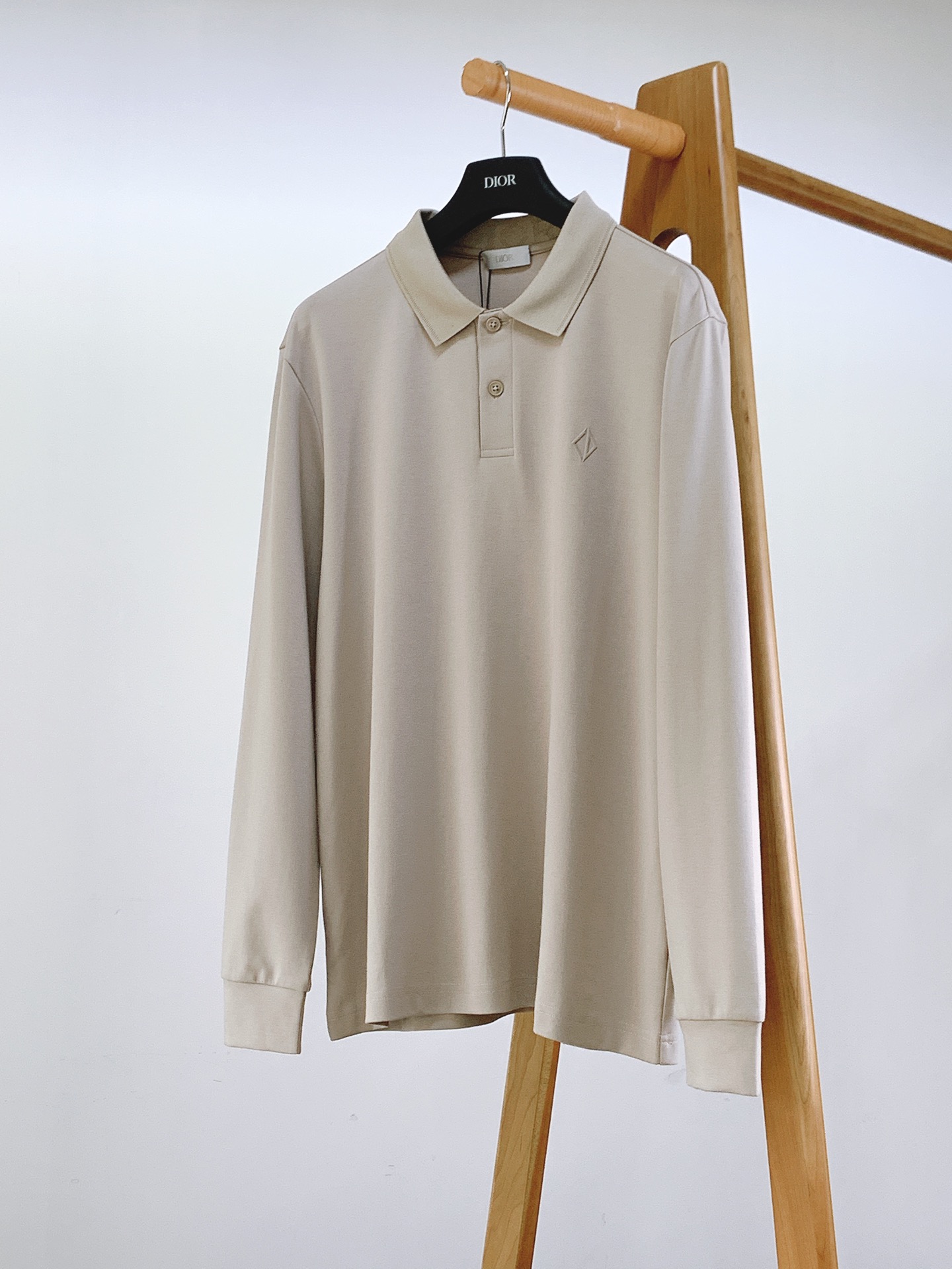 NO:122115,Dior Homme 2025SS early spring new product casual long-sleeved base T-shirt, three-dimensional logo-shaped half-sleeved base T-shirt, using cashmere blended antibacterial fabric, strong warmth, smooth and soft touch, good drape, and feel glutinous and skinny, soft and tough. Liquid ammonia processing, toughness and wrinkle resistance have been greatly improved. The micro-contour cut is very well-suited, simple and easy to match, a must-have item for single-wearing base M-shirt length 66 bust 100 sleeves 60 shoulder width 44 L-shirt length 68 bust 104 sleeves 61 shoulder width 45 XL-shirt length 70 bust 108 sleeves 62 shoulder width 46 2XL-shirt length 72 bust 112 sleeves 63 shoulder width 47 3XL-shirt length 71 bust 116 sleeves 64 shoulder width 48 ………………………………………………………………………………………………………………………………………………………………………………………………………………………………………………………………………………………………………………………………………………………………………………………………………………………………………………………………………………………………………………………………………………………………………………………………………………………………………………………………………  SizeM-3XL,,dior,dior,tees,t-shirt,alexander wang19860909Dior Homme 迪奥·桀傲 2025SS早春新品 休闲长袖打底T恤,立体感logo廓形半袖打底T恤,采用山羊绒混纺抑菌面料、保暖性强,触感顺滑柔软、悬垂性好手感面糯有骨感,柔而有韧性.液氨工艺处理,韧性和抗皱性能得到大幅度提高.微廓形剪裁很到位 , 简约易搭配,单穿打底必备单品 M衣长66胸围100袖长60肩宽44 L衣长68胸围104袖长61肩宽45 XL衣长70胸围108袖长62肩宽46 2XL衣长72胸围112袖长63肩宽47 3XL衣长71胸围116袖长64肩宽48 …………………………………………………… SizeM-3XL,,dior,dior,tees，t-shirt,alexander wang,Men's clothing