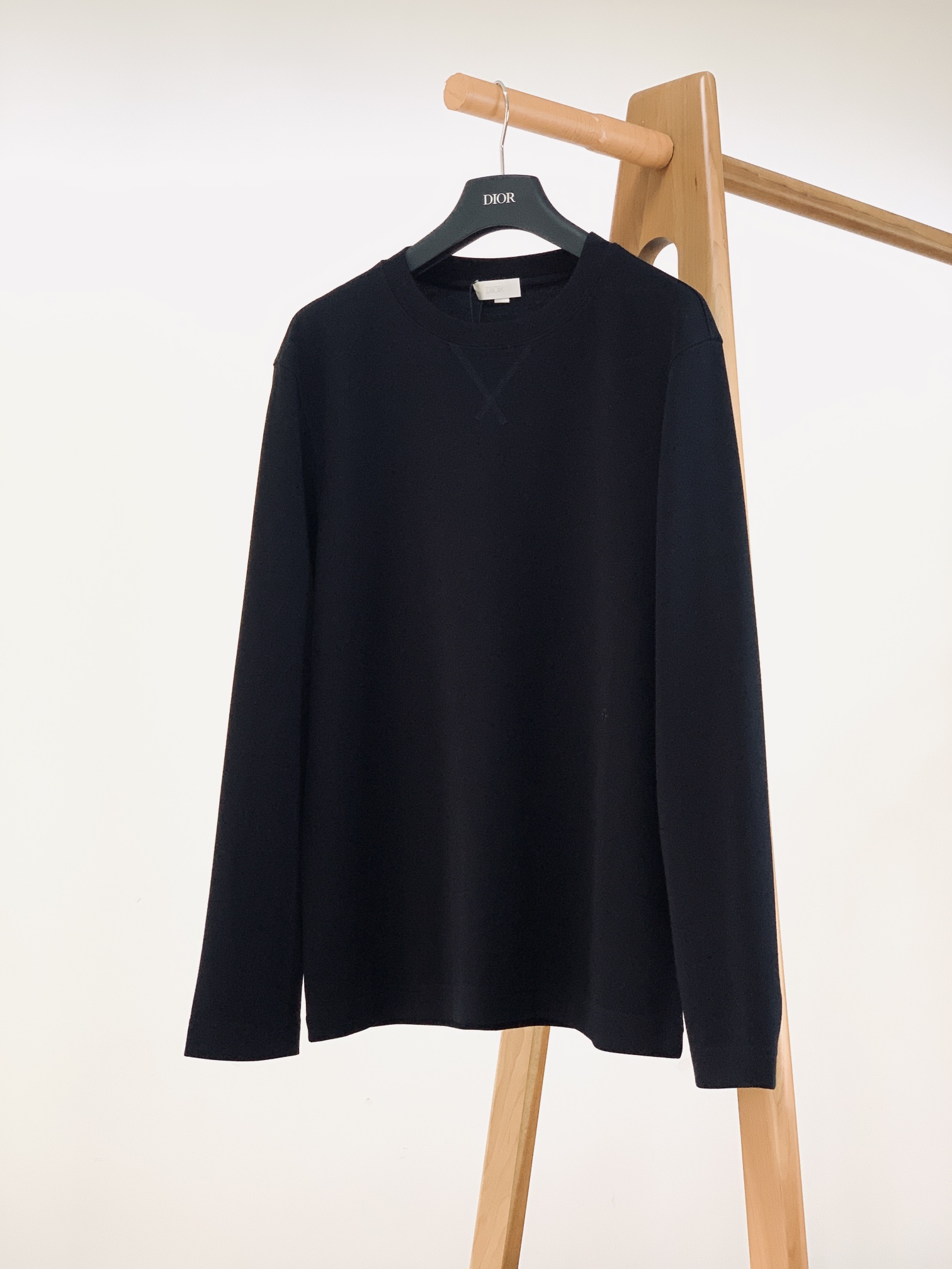 NO:122124,Dior Homme 2025SS early spring new product casual long-sleeved base shirt, three-dimensional logo-shaped half-sleeved base T-shirt, high-string long-sleeved cotton, with a glutinous and skin-skinned surface, soft and tough. Liquid ammonia process treatment, toughness and wrinkle resistance have been greatly improved. The micro-contour tailoring is very well-placed, classic bee logo embroidery, extremely recognizable. Simple and easy to match, a must-have item for single-wearing base M-clothes 64 bust 100 sleeves 60 shoulder width 43 L-clothes 66 bust 104 sleeves 61 shoulder width 44 XL-clothes 68 bust 108 sleeves 62 shoulder width 46 2XL-clothes 70 bust 112 sleeves 63 shoulder width 48 3XL-clothes 72 bust 116 sleeves 64 shoulder width 50 …………………………………………………………………………………………………………………………………………………………………………………………………………………………………………………………………………………………………………………………………………………………………………………………………………………………………………………………………………………………………………………………………………………………………………………………………………………………………………………………………  SizeM-3XL,,dior,dior,tees,t-shirt,alexander wang19860909Dior Homme 迪奥·桀傲 2025SS早春新品 休闲长袖打底衫,立体感logo廓形半袖打底T恤,高支长绒棉打造,手感面糯有骨感,柔而有韧性.液氨工艺处理,韧性和抗皱性能得到大幅度提高.微廓形剪裁很到位 , 经典蜜蜂标识刺绣,辨识度极高.简约易搭配,单穿打底必备单品 M衣长64胸围100袖长60肩宽43 L衣长66胸围104袖长61肩宽44 XL衣长68胸围108袖长62肩宽46 2XL衣长70胸围112袖长63肩宽48 3XL衣长72胸围116袖长64肩宽50 …………………………………………………… SizeM-3XL,,dior,dior,tees，t-shirt,alexander wang,Men's clothing