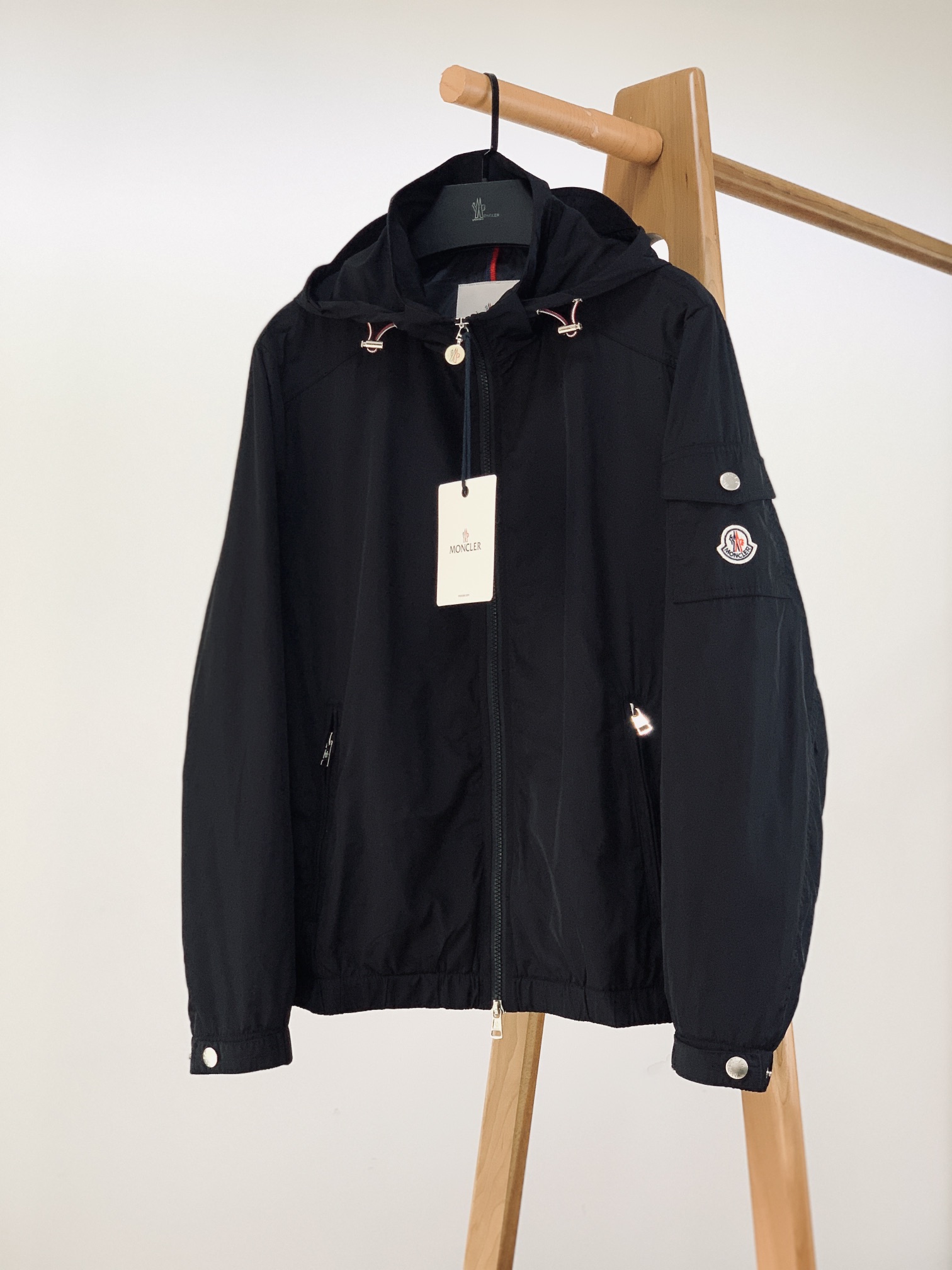 NO:122100,Moncler masked waterproof jacket, hooded jacket, hood removal. Trading company channels are rare and original OEM. The outer layer of this jacket is super soft polyester fiber windproof and waterproof, and has both function and fashion. The fabric of polyester fiber is smooth and delicate and waterproof, presents a fine texture and shimmer feeling, which is very soft and smooth and drooping. The fabric is firm and solid, with strong wrinkle resistance. The selected new fabric is environmentally friendly and sustainable. All are made of high-density fabrics. It feels delicate and soft. It is wide and stylish on the upper body, with invincible texture, excellent skin-friendly, and the texture is high-end and gorgeous!  The simple and capable design is elegant and elegant, and the neat tailoring techniques make the upper body fit and the outline is upright and tough. The pocket is a work of art designed to withstand consideration. The angle of the quilting line and the curve of the line are all professionally designed, and every stroke and every painting has its meaning. The designer and craftsman's ingenious colors match the tacit understanding, and enjoy comfort under the fashionable, elegant and handsome look!  People with high elegance and classic tastes in the upper body!  Unique textile technology, high and texture, full color of the fabric, reliable and resistant to washing. The touch feels soft and elastic, the upper body is warm and easy to lock, and it is always warm. It is definitely the best choice for people with taste. ……………………………………………………………………………………………………………………………………………………………………………………………………………………………………………………………………………………………………………………………………………………………………………………………………………………………………………………………………………………………………………………………………………………………………………………………………………………………………………………………………………………………………………………………………………………………………………………………………………………………………………………………………………………………………………………………………………………………………………………………………………………………………………………………………………………………………………………………………………………………………………………………………………………………………………………19860909Moncler 蒙口 防水夹克连帽外套,衣帽拆卸.贸易公司渠道稀出,原厂代工出品.该款夹克外层超柔聚酯纤维防风防水,功能与时尚型兼具.聚酯纤维成分的织物布面光洁细腻而且防水,呈现出细密的肌理和微光感,非常柔软适顺滑有垂感,面料牢固结实,抗皱性强,挑选的新型面料环保可持续性使用.均为高密度织物制造而成,手感细腻柔软,穿着上身挺阔有型,质感无敌,亲肤性绝佳,肌理纹路透着高级和华丽感！简单干练的设计,富有气质又不失儒雅,加上利落的剪裁手法,使得上身后的版型合体服帖,轮廓挺拔硬朗.口袋是经过设计的经得住推敲的艺术品,绗线的角度,走线的弧度都是经过专业的设计,每一笔每一画都有他的意义.设计师与工艺师巧夺天工的颜色默契搭配,在时尚潇洒帅气之下又尽享舒适！穿着上身,即刻拥有高雅和经典品位的人士！独特的纺织工艺,高及质感,面料色泽饱满,牢靠耐水洗.触摸手感柔软有弹力,上身即锁温轻松洒脱时刻保暖.绝对是品位人士的不二之选. …………………………………………………… SizeM-3XL,,christian louboutin,Moncler,jackets & coats,jackets & coats,hats,alexander wang,Men's clothing