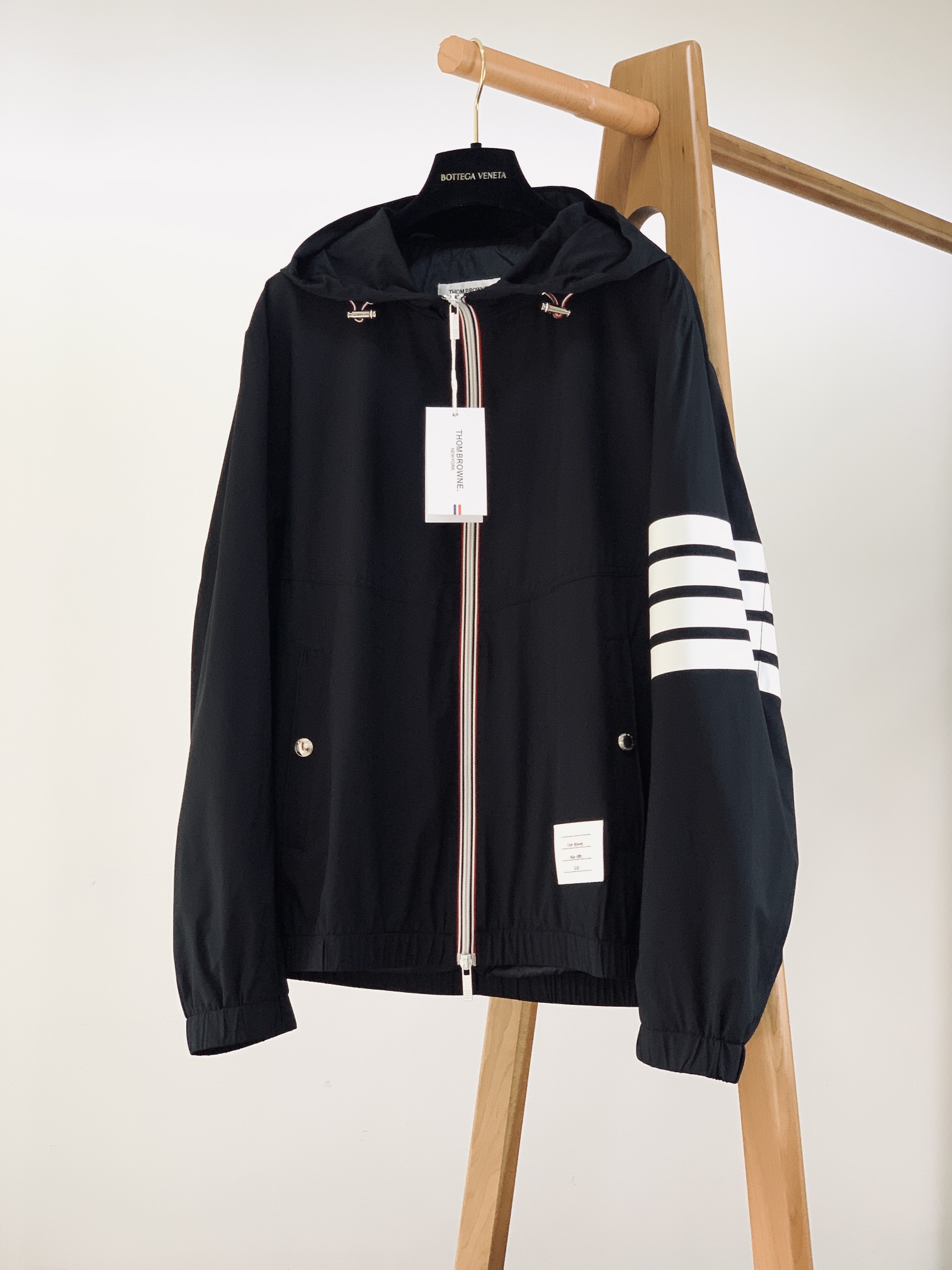 NO:122096,Thom Browne Tom Brown's classic hooded jacket with fine channels, loose body regular design and cutting, both personalized and fashionable, and is born extraordinary!  Customer-supplied top-grade woven fabrics, with extremely delicate oily texture, high elastic recovery effect, anti-wrinkle, windproof, sun protection, waterproof, breathable, comfortable and non-smooth. The color control is perfect, customer-supplied hardware and decorative accessories, matched with a novel style, highlighting the unique and fashionable style. Two-color recommendation ………………………………………………………………………………………………………………………………………………………………………………………………………………………………………………………………………………………………………………………………………………………………………………………………………………………………………………………………………………………………………………………………………………………………………………………………………………………………………………………………………………………………………………………………………………………………………………………………………………………………………………………………………………………………………………………………………………………………………………………………………………………………………………………………………………………………………………………………………………………19860909Thom Browne 汤姆·布朗 万年经典款连帽夹克外套,渠道精品,宽松体常规设计裁剪,兼具个性时尚范儿,与生俱来的不平凡！客供顶级梭织面料,极为细腻的油润质感,具有高弹性回复效果,抗皱防风防晒防水,透气舒适无闷热感.型色把控非常完美,客供五金装饰辅料,搭配构思新颖的风格,彰显个性时尚范儿.两色推荐 …………………………………………………… SizeM-3XL,,thom browne,jackets & coats,jackets & coats,hats,alexander wang,Men's clothing