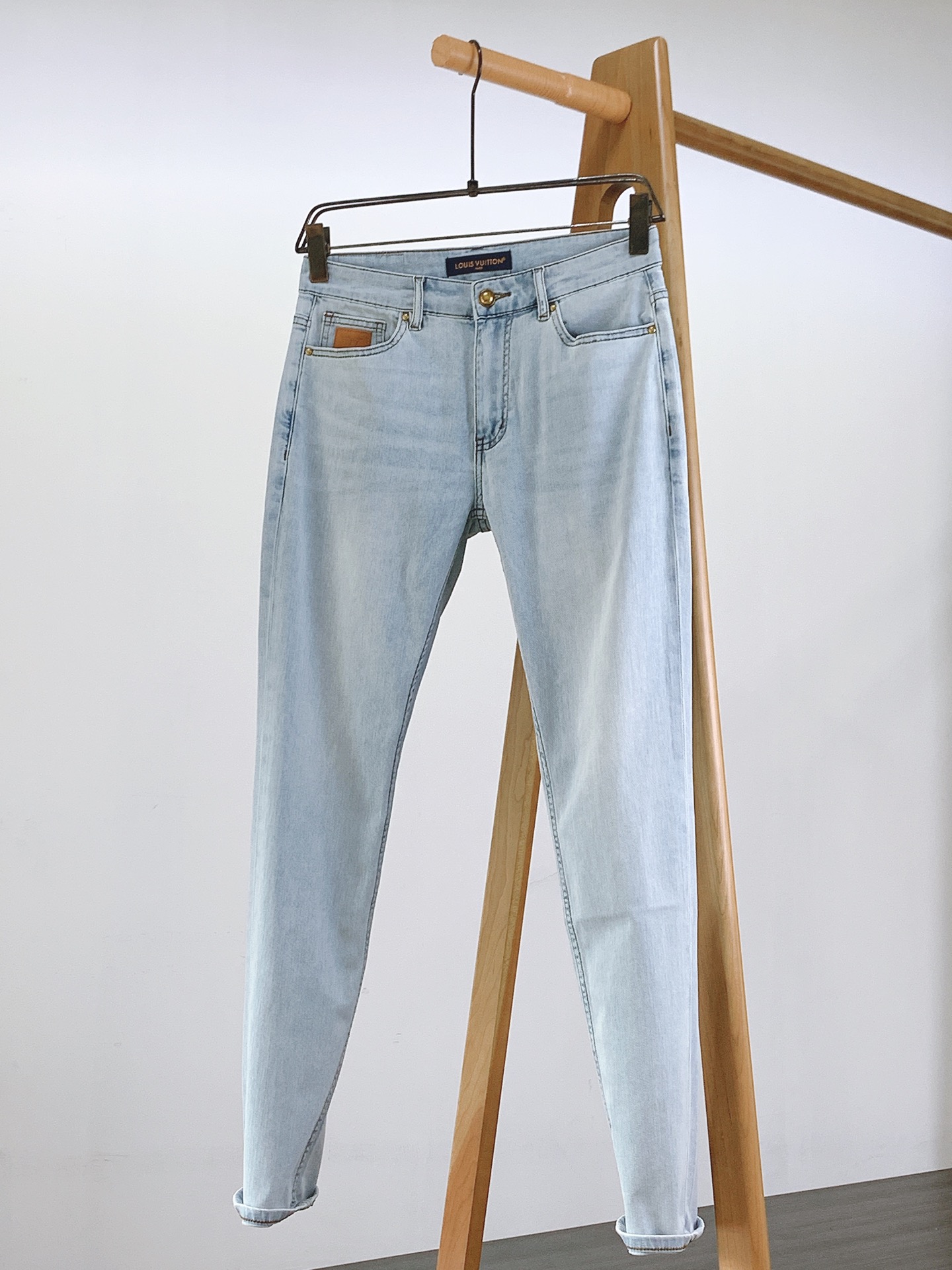 NO:122091,Louis Vuitton 2025SS early spring new product Fashionable casual jeans, imported wash elastic fabric, comfortable, breathable and elastic upper body, customer-supplied hardware and auxiliary materials decoration, extremely high grade, super positive style, full-quality order model, full-body handsome upper body ………………………………………………………………………………………………………………………………………………………………………………………………………………………………………………………………………………………………………………………………………………………………………………………………………………………………………………………………………………………………………………………………………………………………………………………………………………………………………………………………………………………………………………………………………………………………………………………………………………………………………………………………………………………………………………………………………………………………………………………………………………………………………………………………………………………………………………………………………………………………………………………………………………………19860909LouisVuitton 路易威登 2025SS早春新品 时尚休闲牛仔裤,进口水洗弹力面料,上身舒适透气有弹力,客供五金辅料装饰,档次极高,版型超正,全品相订单款,上身帅气十足 …………………………………………………… Size29-38,,louis vuitton,louis vuitton,jeans,alexander wang,Men's clothing