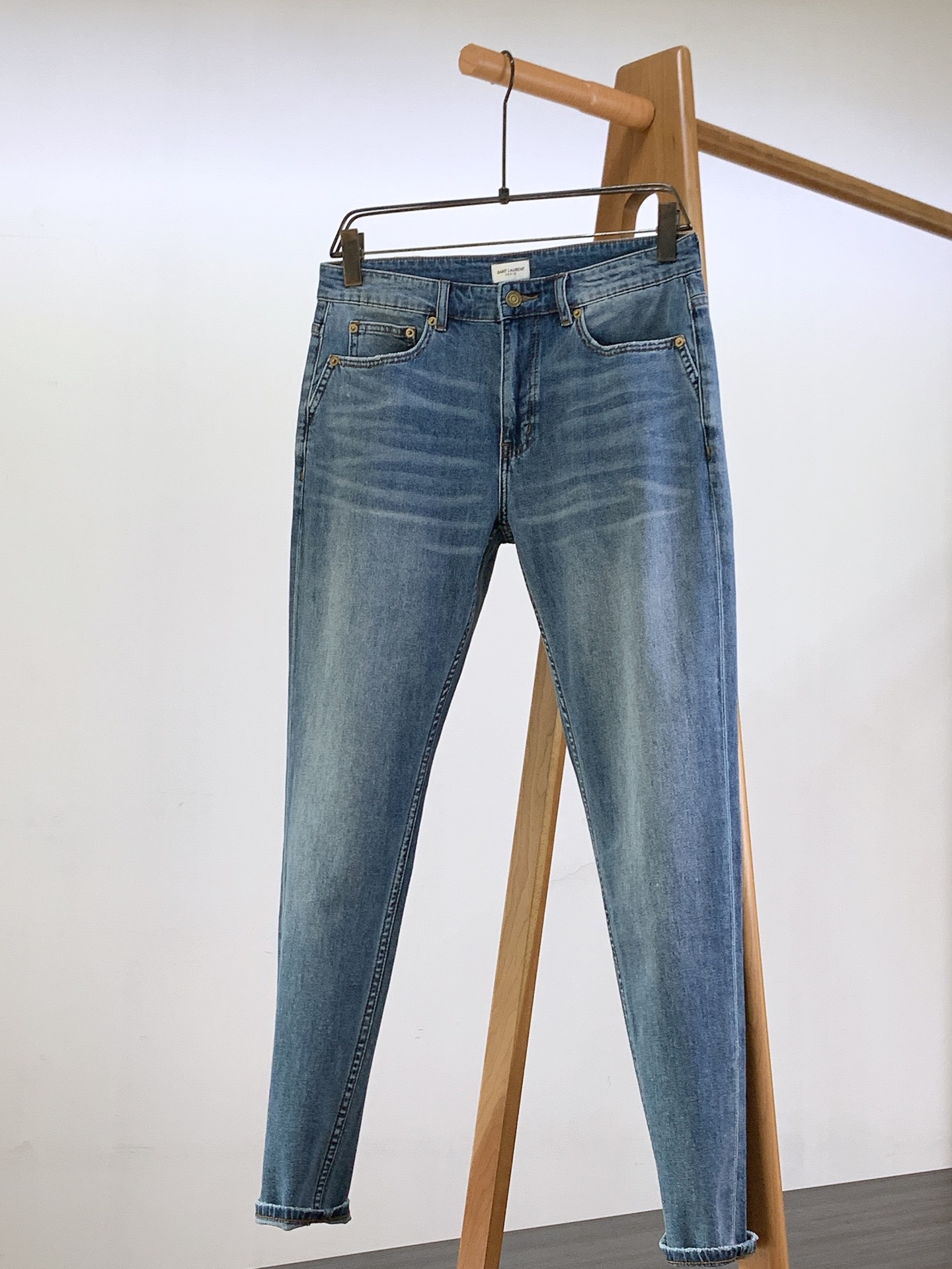 NO:135817,Saint Laurent 2025SS spring and summer new product, high-end fashion sense, casual washing jeans. The fabric is very special, ultra-fine and fine imitation cotton yarn blend, super soft and comfortable. It has a casual, casual feeling, and also a relaxed and fashionable feeling. The fabric is refreshing, slightly stretchy, super soft and long wearing time, the whole pants are all traditional hand-wiping technology, natural stone grinding and light fermentation. The style belongs to the combination of small straight feet, and the details are exquisite. ………………………………………………………………………………………………………………………………………………………………………………………………………………………………………………………………………………………………………………………………………………………………………………………………………………………………………………………………………………………………………………………………………………………………………………………………………………………………………………………………………………………………………………………………………………………………………………………………………………………………………………………………………………………………………………………………………………………………………………………………………………………………………………19860909Saint Laurent 圣罗兰 2025SS春夏新品 高级时装感,休闲洗水牛仔裤. 面料很特殊,超细精仿棉纱混纺,超柔舒适感. 具备牛仔随性感 ,休闲感 , 亦有轻松感 ,时尚感. 布面清爽,微弹力,超柔穿着时间长, 整条裤子全传统手擦工艺,自然石磨轻酵洗水. 版型属于合体小直脚剪裁,细节精致感. …………………………………………………… Size29-38,,saint laurent,saint laurent,jeans,alexander wang,Men's clothing