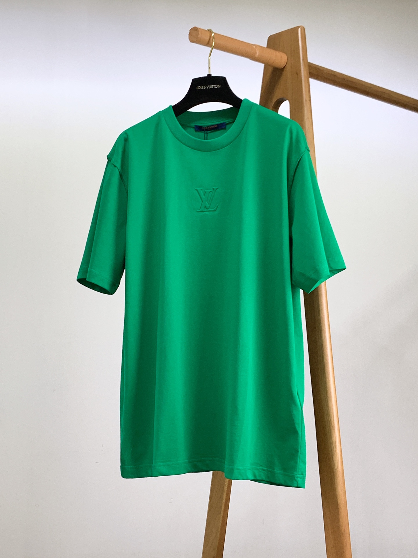 NO:122107,Louis Vuitton heavyweight stunners, series on sale on the official website. Alphabet relief short-sleeved T-shirt, fixed woven slightly melting high-strength pure cotton fabric, very good feel, back patch logo embellishment, front and rear relief logo pattern decoration, increase three-dimensional sense, clear and rich three-dimensional, first-class workmanship, os shoulder-loose style, simple and easy to match, same style for men and women, three-color recommendation ……………………………………………………………………………………………………………………………………………………………………………………………………………………………………………………………………………………………………………………………………………………………………………………………………………………………………………………………………………………………………………………………………………………………………………………………………………………………………………………………………………………………………………………………………………………………………………………………………………………………………………………………………………………………………………………………………………………………………………………………………………………………………………………………………………………19860909LouisVuitton 路易威登 重磅级尤物单品,官网在售系列.字母浮雕短袖T恤,定织微融感高支纯棉面料,手感非常好,后幅贴布标识点缀,前后浮雕标识图案装饰,增加立体感,层次清晰丰富立体,做工一流, os落肩宽松版型,简约易搭配,男女同款,三色推荐 …………………………………………………… SizeS-XL,,louis vuitton,louis vuitton,T-shirt,tees，t-shirt,alexander wang,Men's clothing