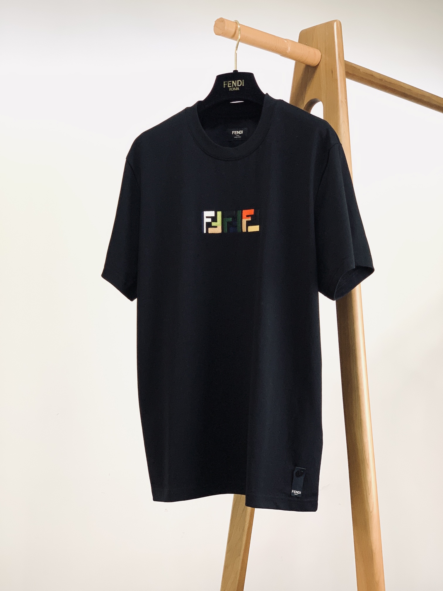 NO:122097,Fendi Candy Multi-color Embroidery Short-sleeved Round Neck T-shirt, Heavy Cotton Material. The chest is decorated with color-blocking stitch Triple FF embroidery. Customer-supplied hardware and auxiliary materials, heavy industry Bellingda embroidery, exquisite craftsmanship. The same style for men and women, two colors recommended ……………………………………………………………………………………………………………………………………………………………………………………………………………………………………………………………………………………………………………………………………………………………………………………………………………………………………………………………………………………………………………………………………………………………………………………………………………………………………………………………………………………………………………………………………………………………………………………………………………………………………………………………………………………………………………………………………………………………………………………………………………………………………………………………………………………………………………………………………………19860909Fendi 芬迪 糖果多色刺绣短袖圆领T恤,重磅棉质材质.胸前饰有拼色线迹Triple FF凸纹刺绣. 客供五金辅料装饰,重工百灵达刺绣,工艺精湛.男女同款,两色推荐 …………………………………………………… SizeS-XL,,fendi,fendi,T-shirt,tees，t-shirt,alexander wang,Men's clothing