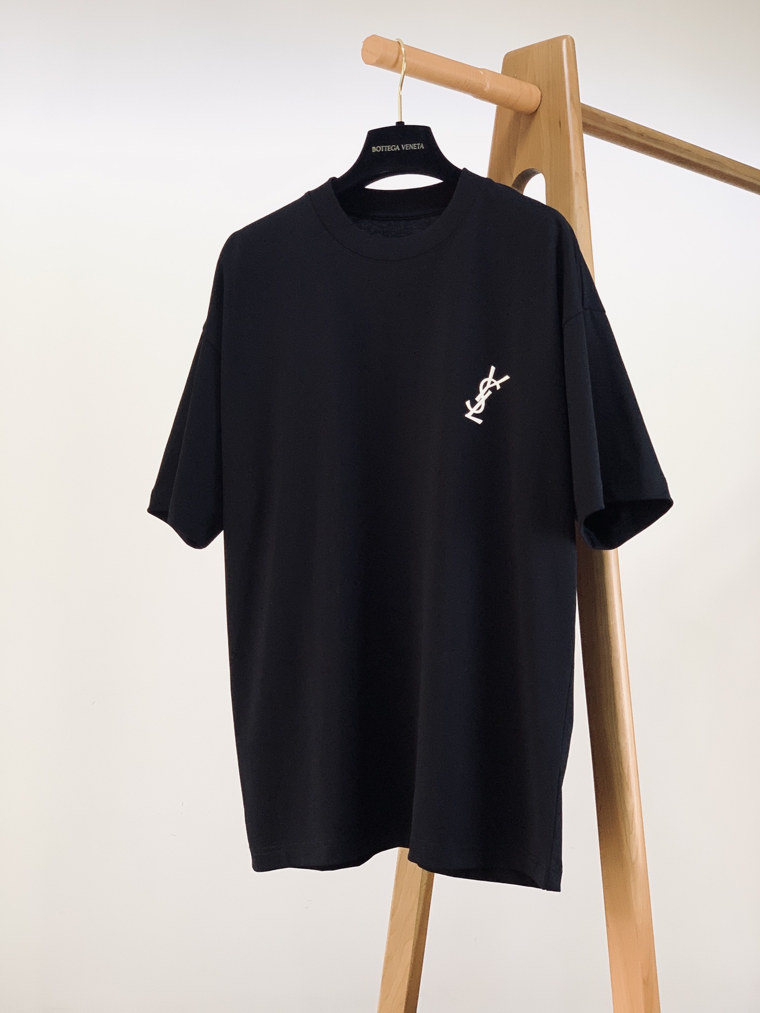 NO:122087,Saint Laurent 2025SS Spring and Summer New Products Letter Logo Half-Sleeve T-Shirt, High-Stretch Egyptian Long-Long Cotton, Slimming and Skinny, Soft and Tough. Liquid Ammonia Processing, Toughness and Wrinkle Resistance have been greatly improved. The micro-contour cut is very well-equipped, and the front and rear slurry foam printing process is extremely recognizable. The same style for men and women, a must-have for single-wearing base ……………………………………………………………………………………………………………………………………………………………………………………………………………………………………………………………………………………………………………………………………………………………………………………………………………………………………………………………………………………………………………………………………………………………………………………………………………………………………………………………………………………………………………………………………………………………………………………………………………………………………………………………………………………………………………………………………………………………………………………………………………………19860909Saint Laurent 圣罗兰 2025SS春夏新品 字母标识半袖T恤,高支埃及长绒棉,手感面糯有骨感,柔而有韧性.液氨工艺处理,韧性和抗皱性能得到大幅度提高.微廓形剪裁很到位 , 前后拉浆发泡印花工艺,辨识度极高.男女同款,单穿打底必备单品 …………………………………………………… SizeM-3XL,,saint laurent,saint laurent,tees，t-shirt,alexander wang,Men's clothing