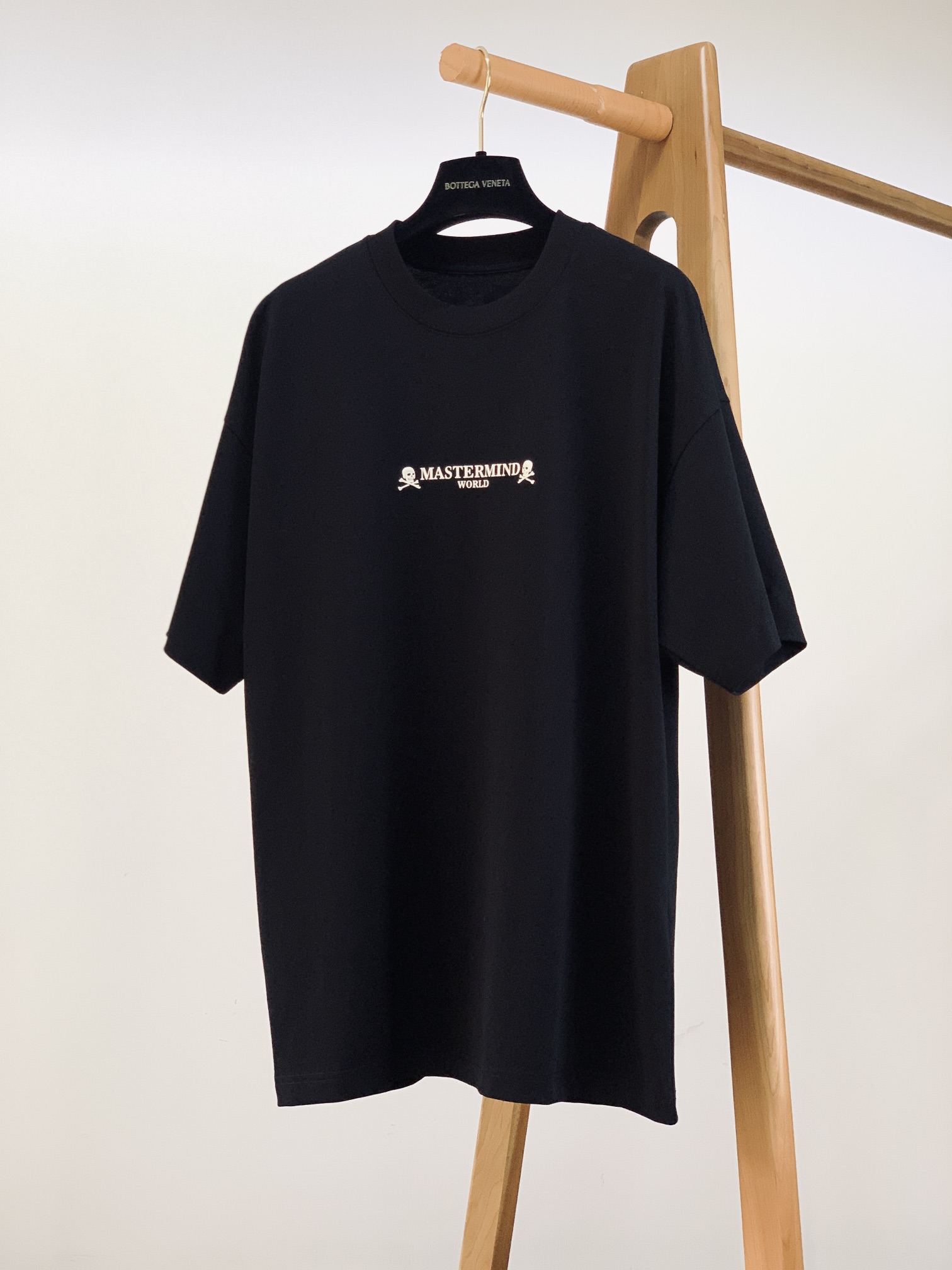 NO:122081,Mastermind Japan MMJ 2025SS Spring and Summer New Product Dark Style Limited Spring and Summer Heavy Industry Washing T. After its heavy launch, it is very popular in the street circle. It uses double yarn pure cotton fabric, with a fabric of up to 280g (the thickness and comfort of the fabric is absolutely not inferior to any fabric, and every yarn is clearly visible) The thickness of the ready-to-wear garment is just a must-have in spring and summer. It can be said that it is the most awesome version you have ever seen and the best quality!  The top-level printing technology is full of three-dimensionality and the upper body is super cool. Without further ado, only the upper body can understand our difficulties!  ………………………………………………………………………… Size48-56,,alexander wang19860909Mastermind Japan MMJ 2025SS春夏新品 暗黑风限量春夏款重工水洗T 重磅推出之后在街头圈十分火爆 采用双纱纯棉面料,面料高达280g（面料厚度舒适度绝对不输任何面料,每一根纱都清晰可见） 成衣厚度克重刚好是春夏必备的 可以说是你们见过最最牛逼的版本,最最好的质量！ 顶级印花工艺,立体感十足,上身超级炫酷. 话不多说,只有上身才能明白我们的不易！ …………………………………………………… Size48-56,,alexander wang,Men's clothing