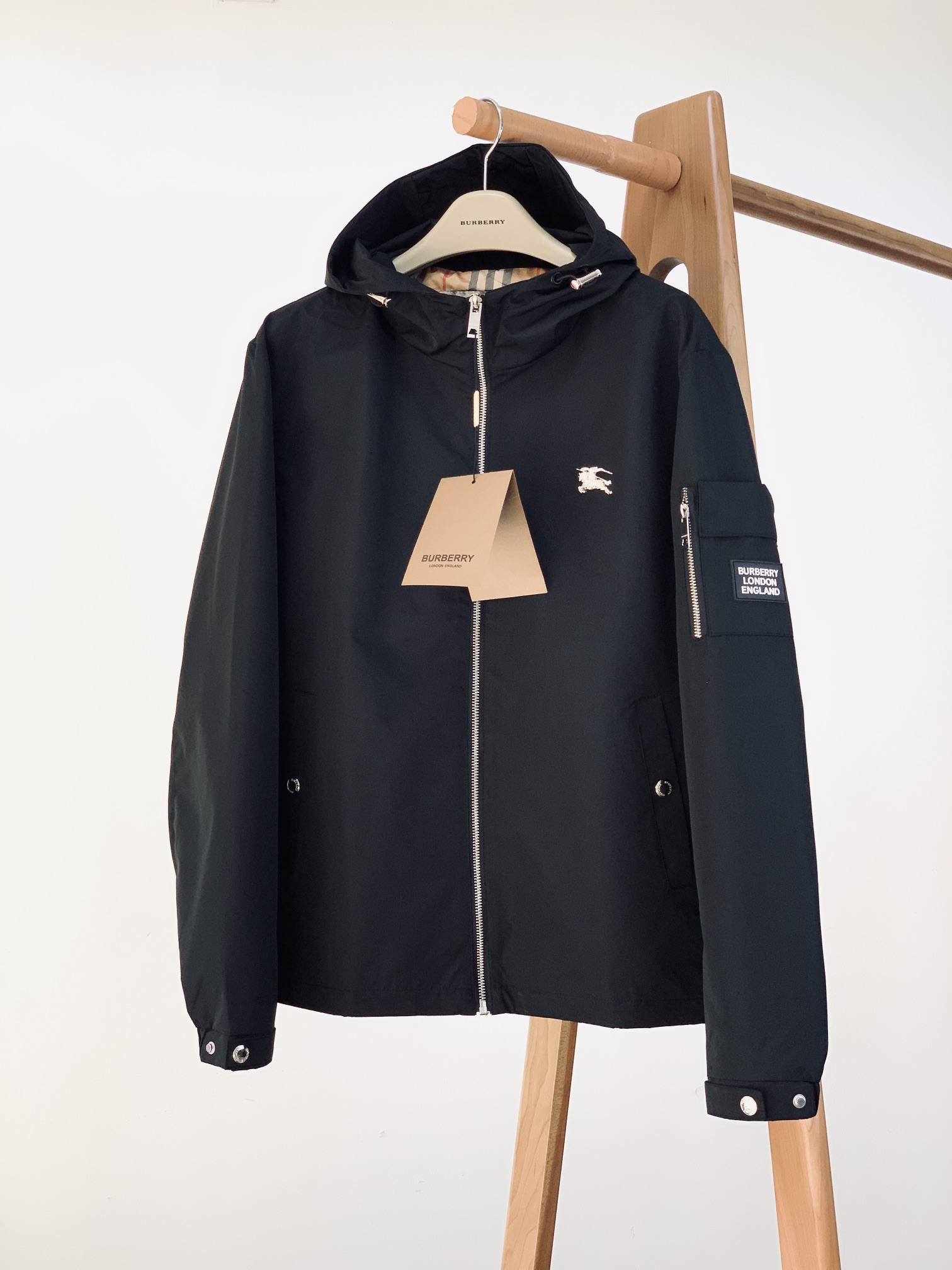 NO:122133,Burberry casual hooded jacket and windbreaker jacket, the upper body is slim and white in seconds, the feel is perfect, and the customer provides hardware and accessories for decoration. It is both casual and comfortable for business commuting, and is satisfied with various daily outfits. The upper body is full of style and full of high-end feel!  Pockets are designed on both sides of the body, and these designs are more convenient and practical!  High-end custom hardware engraving zipper head accessories, classic plaid lining inside, adds the overall layering, making a simple jacket rich immediately!  !  Keep warm and increase the layering of outfits, the upper body effect is excellent ………………………………………………………………………………………………………………………………………………………………………………………………………………………………………………………………………………………………………………………………………………………………………………………………………………………………………………………………………………………………………………………………………………………………………………………………………………………………………………………………………………………………………………………………………………………………………………………………………………………………………………………………………………………………………………………………………………………………………………………………………………………………………………………………………………………………………………………………………………………………………………………………………………………………………………………………………………………………………………………………………………………………19860909Burberry 巴宝莉 休闲连帽夹克风衣外套,上身秒瘦显白 ,手感处理完美,客供五金辅料装饰.商务通勤休闲兼备,满足于日常各种穿搭,上身型款十足,满满的高级感！衣身两侧设计口袋,这些设计都能更加方便实用！高端定制五金刻字拉链头辅料,内里经典格纹内衬,增加了整体的层次感,让简单的夹克外套也可以立马变得丰富起来啦！！保暖又能增加穿搭的层次感,上身效果超赞 …………………………………………………… SizeM-3XL,,burberry,burberry,jackets & coats,jackets & coats,hats,alexander wang,Men's clothing