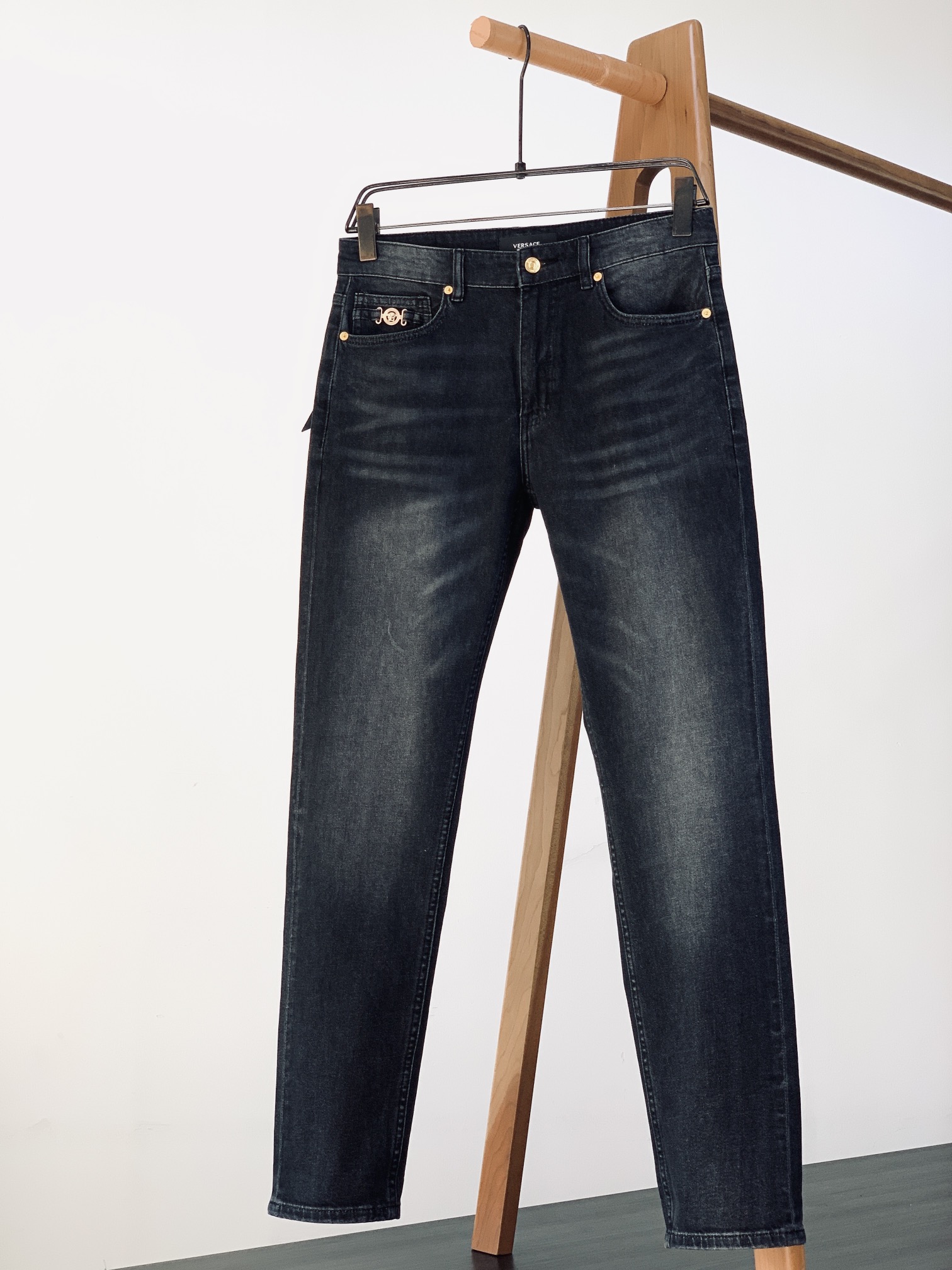 NO:132135,Versace 2025SS spring and summer new product, fashionable jeans, custom fabrics are softer and more comfortable than ordinary denim fabrics!  Super heavy industry washing process Double process washing whole pants, comfortable feel, delicateness and breathable effect are top-notch. Customer-supplied hardware and decorative accessories, super positive style, fashionable and stylish upper body …………………………………………………………………………………………………………………………………………………………………………………………………………………………………………………………………………………………………………………………………………………………………………………………………………………………………………………………………………………………………………………………………………………………………19860909Versace 范思哲 2025SS春夏新品 时尚牛仔裤,定制面料和一般牛仔布料比起来,更加柔软舒适！超重工洗水工艺 双工艺洗水 整条裤子,手感舒适,细腻程度与透气效果堪称顶级.客供五金装饰辅料,版型超正,上身时尚有型 …………………………………………………… Size29-38,,versace,versace,jeans,alexander wang,Men's clothing