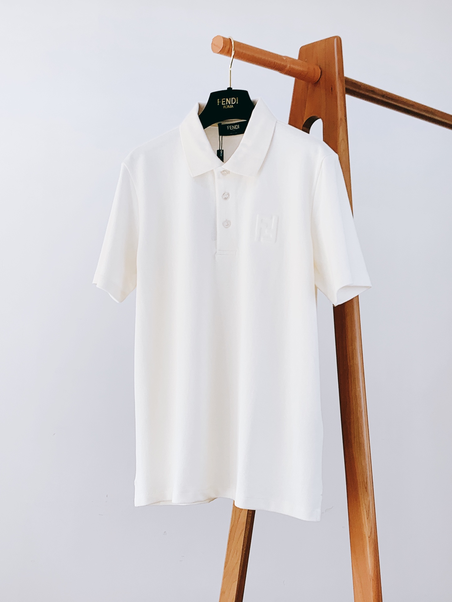 NO:122098,Fendi 2025SS spring and summer new product casual lapel T-shirt, selected high-quality bead floor fabric to create, with both comfort and breathability in the fabric, and the overall visual value is full!  Relief logo embellishments on the chest, engraved shell buttons, which are highly recognizable. The lapel meets the needs of various commuting styles, while being practical and versatile!  Essential items for casual business. Two-color recommendation ………………………………………………………………………………………………………………………………………………………………………………………………………………………………………………………………………………………………………………………………………………………………………………………………………………………………………………………………………………………………………………………………………………………………………………………………………………………………………………………………19860909Fendi 芬迪 2025SS春夏新品 休闲翻领T恤,甄选优质珠地面料打造,面料舒适性与透气性兼备、整体视觉值满分！胸前浮雕标识点缀,刻字贝壳纽扣,辨识度极高.翻领满足各种通勤风格上的需求同时、实穿性强且万能百搭款！ 休闲商务必备单品.两色推荐 …………………………………………………… SizeM-XXL,,fendi,fendi,tees，t-shirt,alexander wang,Men's clothing