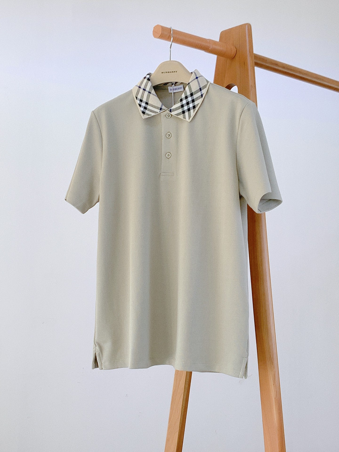 NO:122130,Burberry 2025SS Spring and Summer New Products plaid collar Polo shirt, textbook-level texture, can slav British hormones from Financial Street to Golf Course. Select cotton beaded mesh fabric is better spun. The collar is decorated with knitted plaid design, giving a slim fit. The lettering buttons are opened and closed, and the body is cut. The recognition is that the overall gives people a simple, high-quality and basic. The intuitive feeling is that it is high-end, comfortable, soft, delicate and tactile, and the touch can also give you a new feeling. Good things don’t need to be said, and you must have items for casual business, three colors available. …………………………………………………………………………………………………………………………………………………………………………………………………………………………………………………………………………………………………………………………………………………………………………………………………………………………………………………………………………………………………………………………………………………………………………………………………………………………………………………………………………………………………………………………………………………………………………………………………………………………………………………………………………………………………………………………………19860909Burberry 巴宝莉 2025SS春夏新品 格纹衣领Polo衫,教科书级质感登场,从金融街到高尔夫球场都能 slav的英伦荷尔蒙.甄选棉质珠地网眼布面料精纺而成.衣领处融入针织 格纹设计,呈现修身版型.刻字纽扣开合,贴身剪裁.极具辨识度整体给人一种简约高规又基础.直观感受就是高级,舒适,柔软细腻有筋骨,触感也能给与你全新的感受.好物无需多言,休闲商务必备单品,三色可选. …………………………………………………… SizeM-XXL,,burberry,burberry,alexander wang,Men's clothing