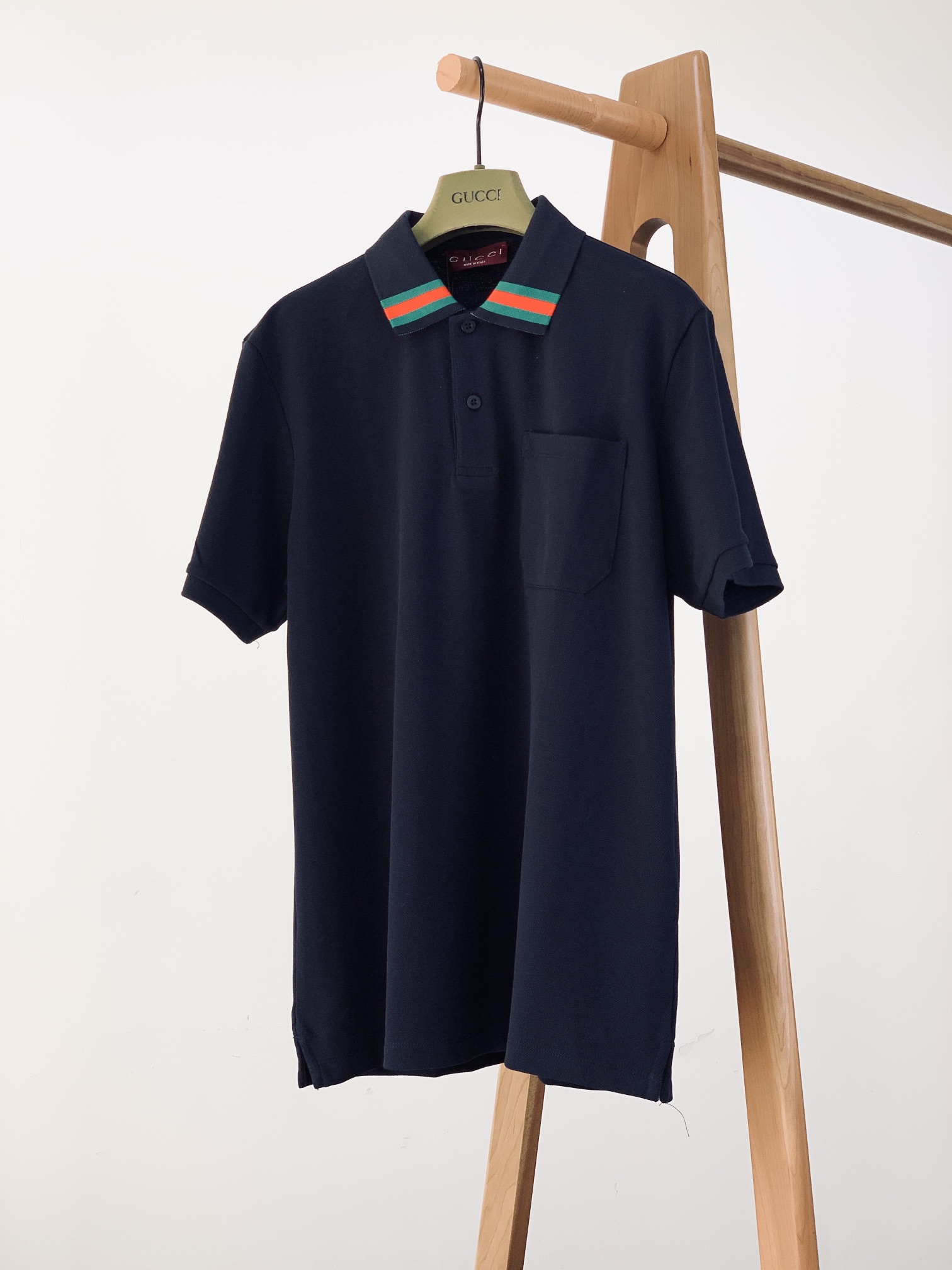 NO:122109,Gucci 2025SS spring and summer new product casual lapel short TEE. Unconventional fabric cutting and sewing, select high-quality bead-ground mesh breathable fabric, cool and comfortable, stable and breathable structure. Decoration of chest pockets, engraved hardware buttons, customer-supplied styling contrasting threads, extremely recognizable, easy to wash without deformation. The style is super positive, a must-have item for casual business ……………………………………………………………………………………………………………………………………………………………………………………………………………………………………………………………………………………………………………………………………………………………………………………………………………………………………………………………………………………………………………………………………………………………………………………………………………………………………………………………………………………………………………………………………………………………………………………………………………………………………………………………………………………………………………………………………………………………………………………………………………………………………………………………………………………………………19860909Gucci 古驰 2025SS春夏新品 休闲翻领短TEE.非常规面料裁剪缝制 , 甄选优质珠地网眼透气面料,凉爽舒适,结构稳定透气.胸前衣兜装饰,刻字五金纽扣,客供订织撞色螺纹,辨识度极高,随便洗涤不变形.版型超正,休闲商务必备单品 …………………………………………………… SizeM-XXL,,gucci,gucci,alexander wang,Men's clothing