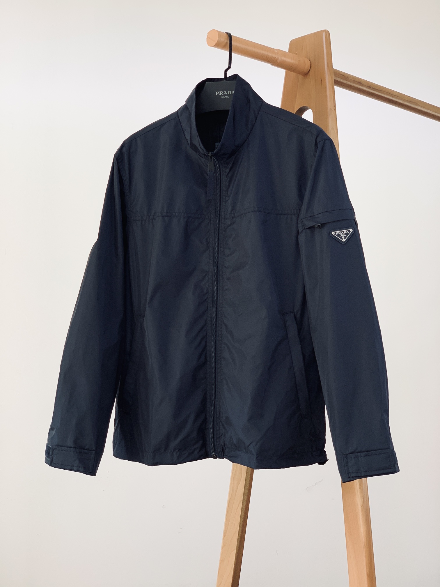 NO:122127,Prada 2025SS Early Spring New Product Casual Jacket Jacket, the outer layer of this jacket is super soft polyester fiber windproof and waterproof, and has both function and fashion. The fabric of polyester fiber is smooth and delicate and waterproof, presenting a fine texture and shimmer feeling, which is very soft and smooth and drape. The fabric is firm and solid, with strong wrinkle resistance. The selected new fabric is environmentally friendly and sustainable. All are made of high-density fabrics, with delicate and soft feel, and the upper body is wide and stylish, with invincible texture, excellent skin-friendly, and the texture is high-end and gorgeous!  The simple and capable design is elegant and elegant, and the neat tailoring techniques make the upper body fit and the outline is upright and tough. The pocket is a work of art designed to withstand consideration. The angle of the quilting line and the curve of the line are all professionally designed, and every stroke and every painting has its meaning. The designer and craftsman's ingenious colors match the tacit understanding, and enjoy comfort under the fashionable, elegant and handsome look!  People with high elegance and classic tastes in the upper body!  Unique textile technology, high and texture, full color of the fabric, reliable and resistant to washing. The touch feels soft and elastic, the upper body is warm and easy to lock, and it is always warm. It is definitely the best choice for people with taste. ……………………………………………………………………………………………………………………………………………………………………………………………………………………………………………………………………………………………………………………………………………………………………………………………………………………………………………………………………………………………………………………………………………………………………………………………………………………………………………………………………………………………………………………………………………………………………………………………………………………………………………………………………………………………………………………………………………………………………………………………………………………………………………………………………………………………………………………………………………………………………………………………………………………………………………………19860909Prada 普拉达 2025SS早春新品 休闲夹克外套,该款夹克外层超柔聚酯纤维防风防水,功能与时尚型兼具.聚酯纤维成分的织物布面光洁细腻而且防水,呈现出细密的肌理和微光感,非常柔软适顺滑有垂感,面料牢固结实,抗皱性强,挑选的新型面料环保可持续性使用.均为高密度织物制造而成,手感细腻柔软,穿着上身挺阔有型,质感无敌,亲肤性绝佳,肌理纹路透着高级和华丽感！简单干练的设计,富有气质又不失儒雅,加上利落的剪裁手法,使得上身后的版型合体服帖,轮廓挺拔硬朗.口袋是经过设计的经得住推敲的艺术品,绗线的角度,走线的弧度都是经过专业的设计,每一笔每一画都有他的意义.设计师与工艺师巧夺天工的颜色默契搭配,在时尚潇洒帅气之下又尽享舒适！穿着上身,即刻拥有高雅和经典品位的人士！独特的纺织工艺,高及质感,面料色泽饱满,牢靠耐水洗.触摸手感柔软有弹力,上身即锁温轻松洒脱时刻保暖.绝对是品位人士的不二之选. …………………………………………………… SizeM-3XL,,prada,prada,jackets & coats,jackets & coats,alexander wang,Men's clothing