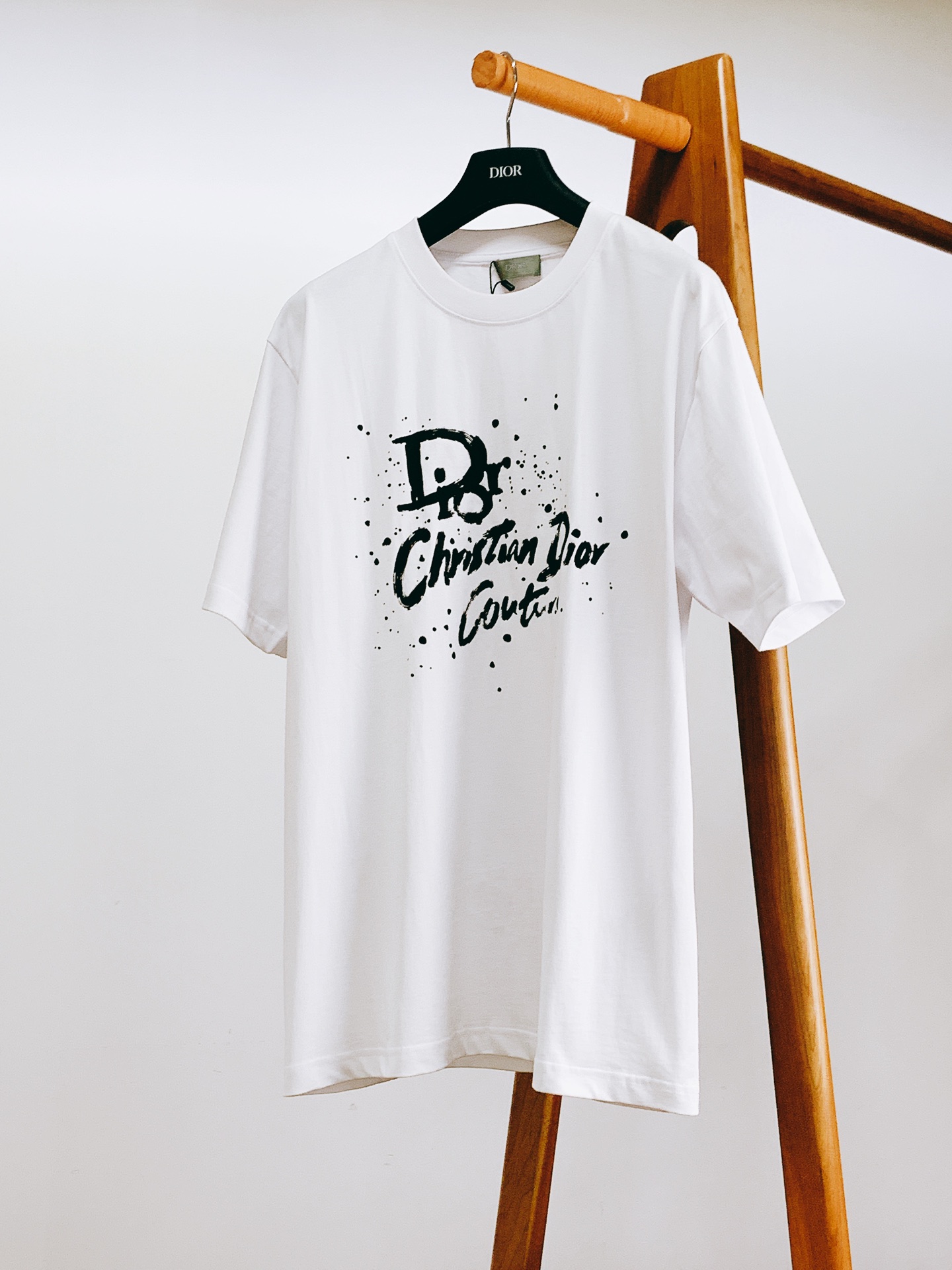 NO:122106,Dior Homme 2025SS Spring and Summer New Products Heavyweight Beautiful Products, Series on sale on the official website. It is woven by luxury first-tier brands of royal fabric factories, soft and comfortable to wear, no cumbersome feeling, moisture absorption and breathability, good elasticity and drooping. The digital positioning printed logo pattern on the chest is full of quality, and it is extremely versatile, both inside and outside, and it is very outstanding!  OS loose style, same style for men and women, recommended for two colors …………………………………………………………………………………………………………………………………………………………………………………………………………………………………………………………………………………………………………………………………………………………………………………………………………………………………………………………………………………………………………………………………………………………………………………………………………………………………………………………19860909Dior Homme 迪奥·桀傲 2025SS春夏新品 重磅级尤物单品,官网在售系列.奢侈一线大牌的御用面料厂织造,手感柔软舒适,穿着无累赘感,吸湿透气,弹性与垂感颇佳.胸前数码定位印花标识图案,品质感十足,极为百搭系无论内搭还是外穿都非常出彩！OS宽松版型,男女同款,两色推荐 …………………………………………………… SizeS-XL,,dior,dior,alexander wang,Men's clothing