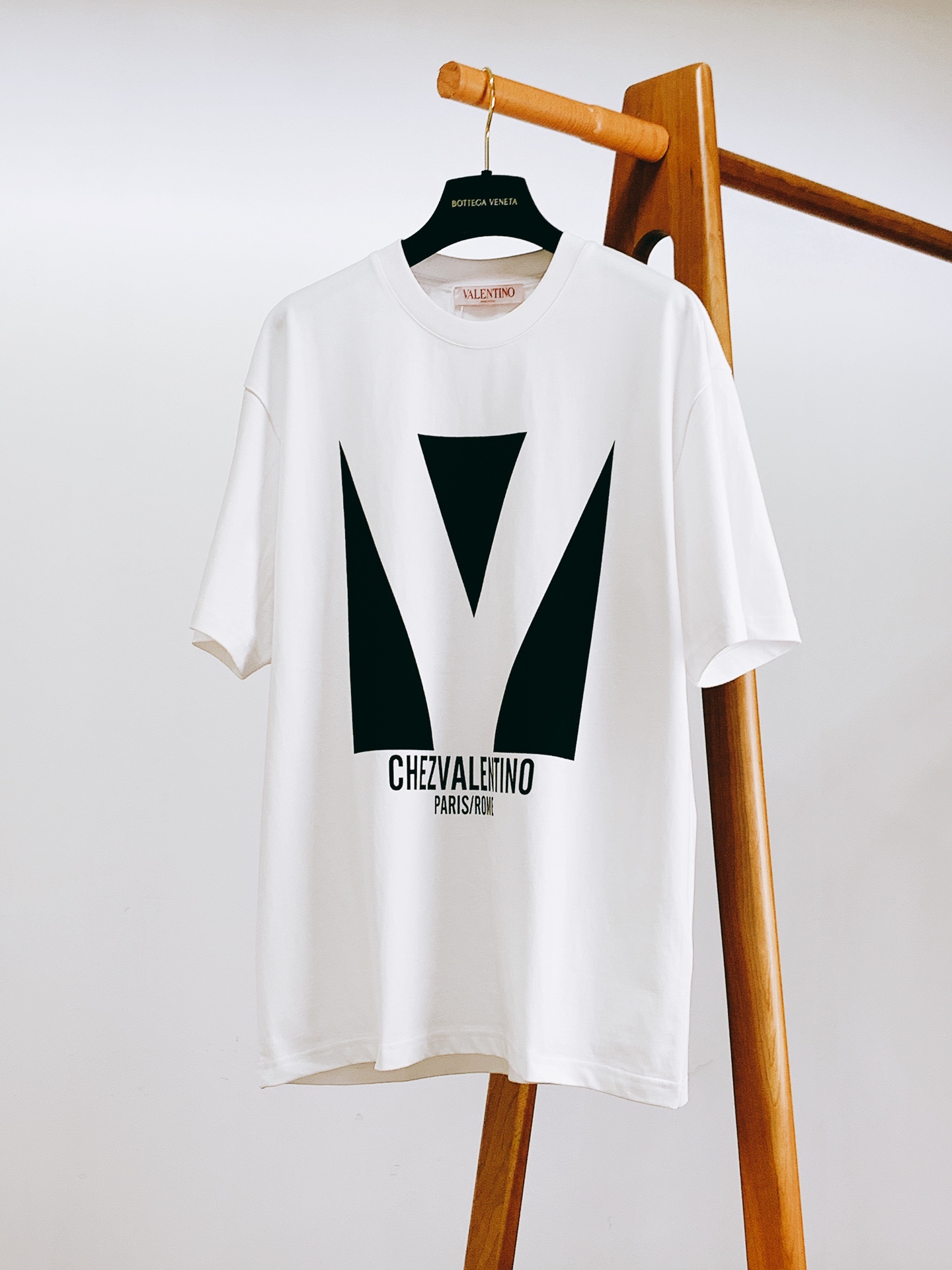 NO:122111,Valentino 2025SS early spring new product, same as Li Ronghao, casual round neck T-shirt, three-dimensional logo micro-contoured half-sleeved T-shirt, selected high-stretch long-length cotton, with glutinous and skin-skinned, soft and tough. Liquid ammonia process, toughness and wrinkle resistance have been greatly improved. The micro-contour cut is very well-equipped, flocking contrast printing pattern on the chest, exquisite craftsmanship, and extremely recognizable. OS loose style, essential items for single-wearing base, same style for men and women, recommended for two colors …………………………………………………………………………………………………………………………………………………………………………………………………………………………………………………………………………………………………………………………………………………………………………………………………………………………………………………………………………………………………………………………………………………………………………………………………………………………………………………………………………………………………………………………………………………………………………………………………………………………………………………………………………………………………………………………………………………………………19860909Valentino 华伦天奴 2025SS早春新品 李荣浩同款 休闲圆领T恤,立体感logo微廓形半袖T恤,甄选高支长绒棉,手感面糯有骨感,柔而有韧性.液氨工艺处理,韧性和抗皱性能得到大幅度提高.微廓形剪裁很到位,胸前植绒撞色印花图案,工艺精湛,辨识度极高.OS宽松版型,单穿打底必备单品,男女同款,两色推荐 …………………………………………………… SizeS-XL,,valentino,valentino,tees，t-shirt,alexander wang,Men's clothing