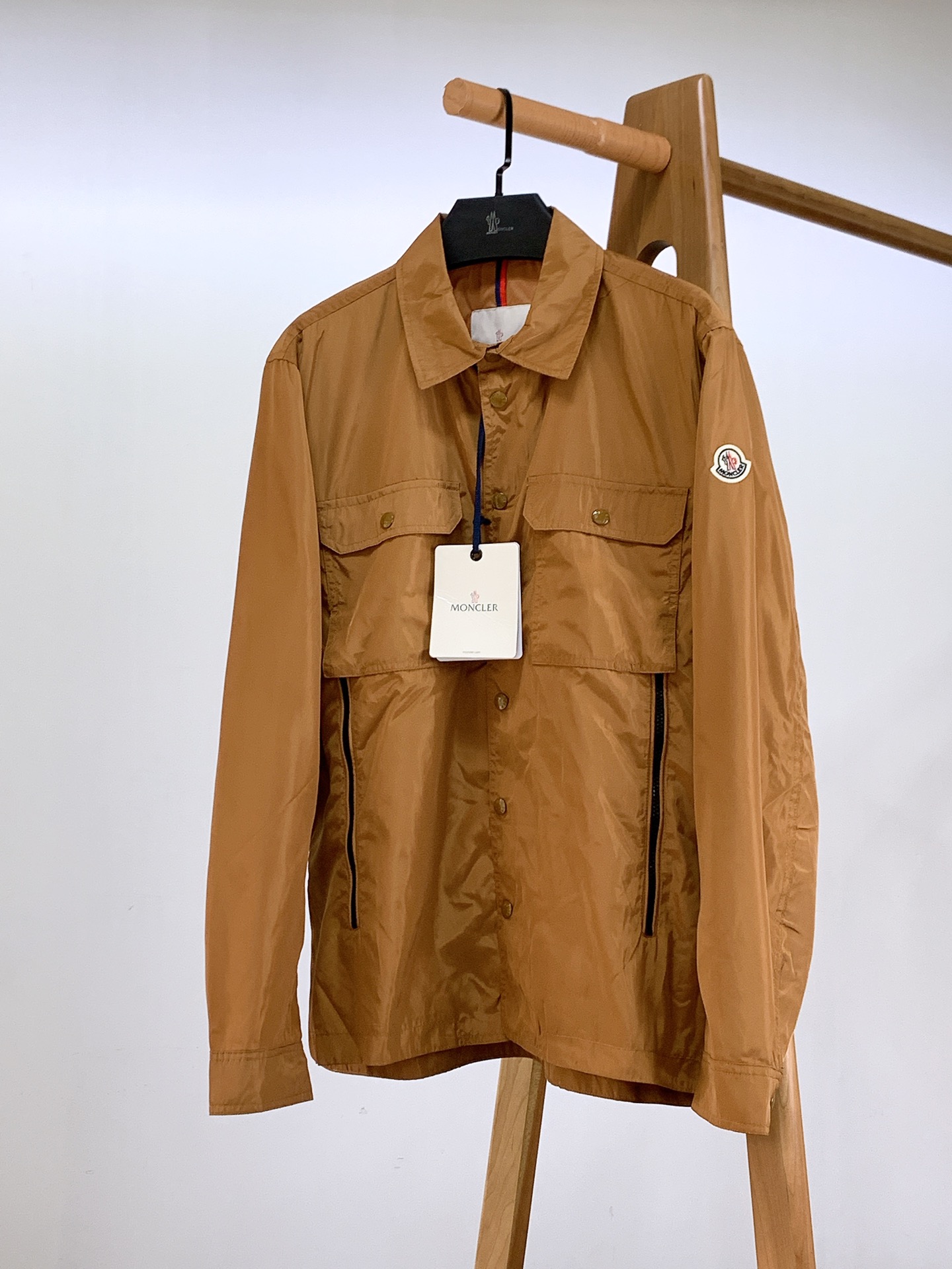 NO:122136,Moncler 2025SS early spring new product, casual jacket, high-end first-line ready-to-wear series!  The high-end classic business and leisure series, the whole design is presented in a minimalist way. The fabrics and auxiliary materials are all supplied by customers. They are made of fixed weaving and dyeing in the century-old workshop. They are mixed with a certain proportion of silk material to create an excellent touch, with invincible texture and excellent breathability!  Clothes can be hidden and stored, and the upper body is fashionable and versatile, which is in line with various daily outfits. The mix and match compatibility space is extremely high. It can control any occasion, business commuting, official law, street leisure, etc. The upper body effect is capable and stylish, and the wardrobe is excellent for business leisure and high attendance rate!  Can be encountered but hard to find, three colors are available ……………………………………………………………………………………………………………………………………………………………………………………………………………………………………………………………………………………………………………………………………………………………………………………………………………………………………………………………………………………………………………………………………………………………………………………………………………………………………………………………………19860909Moncler 蒙口 2025SS早春新品 休闲夹克外套,高端一线成衣系列！高端经典商务休闲系列,通体的设计以极简方式呈现.面料与辅料皆为客供,百年工坊定织定染而成,混合一定比例真丝材质,缔造出极为出色的触感,质感无敌细腻,透气性优越！衣帽可隐藏收纳,上身时尚百搭,符合日常各种穿搭,混搭兼容空间极高,驾驭任何场合,商务通勤、公务律政、出街休闲等,上身效果干练有型,衣橱商务休闲绝佳的高出勤率！可遇而不可求,三色可选 …………………………………………………… SizeM-3XL,,christian louboutin,Moncler,jackets & coats,jackets & coats,real silk,hats,alexander wang,Men's clothing