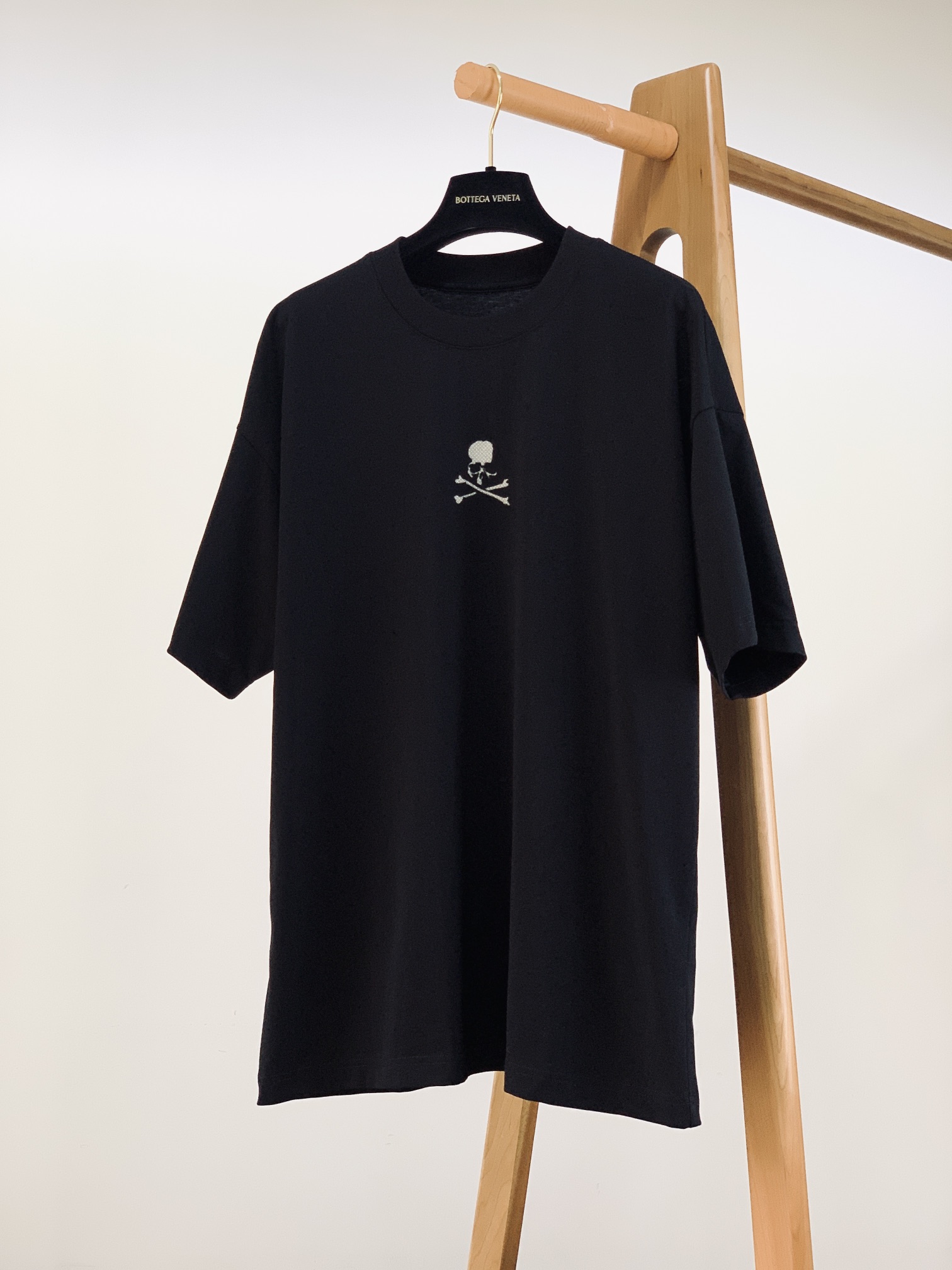 NO:122116,Mastermind Japan MMJ 2025SS Spring and Summer New Product Dark Style Limited Spring and Summer Heavy Industry Washing T. After its heavy launch, it is very popular in the street circle. It uses double yarn pure cotton fabric, with a fabric of up to 280g (the thickness and comfort of the fabric is absolutely not inferior to any fabric, and every yarn is clearly visible) The thickness of the ready-to-wear garment is just a must-have in spring and summer. It can be said that it is the most awesome version you have ever seen and the best quality!  The top-level printing technology is full of three-dimensionality and the upper body is super cool. Without further ado, only the upper body can understand our difficulties!  ………………………………………………………………………… Size48-56,,alexander wang19860909Mastermind Japan MMJ 2025SS春夏新品 暗黑风限量春夏款重工水洗T 重磅推出之后在街头圈十分火爆 采用双纱纯棉面料,面料高达280g（面料厚度舒适度绝对不输任何面料,每一根纱都清晰可见） 成衣厚度克重刚好是春夏必备的 可以说是你们见过最最牛逼的版本,最最好的质量！ 顶级印花工艺,立体感十足,上身超级炫酷. 话不多说,只有上身才能明白我们的不易！ …………………………………………………… Size48-56,,alexander wang,Men's clothing