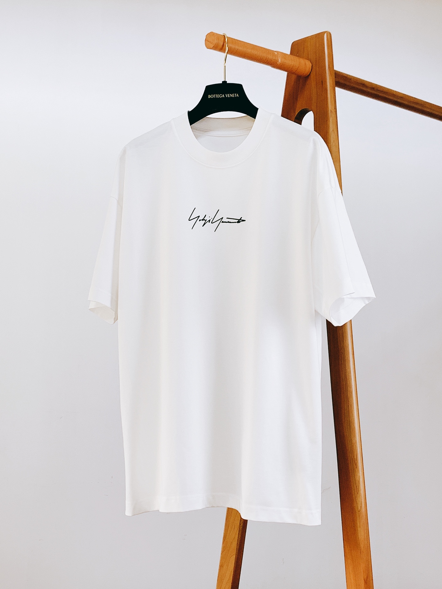 NO:122113,Yohji Yamamoto 2025SS spring and summer new product, heavyweight stunning items, series on sale on the official website. It is woven by a luxury first-tier brand royal fabric factory, soft and comfortable to wear, no cumbersome feeling, moisture absorption and breathability, good elasticity and drooping. Digital positioning printing in front and back, and hem patch logo embellishment, full of quality, extremely versatile, both inside and outside!  Same style for men and women, recommended for two colors …………………………………………………………………………………………… SizeM-3XL,,alexander wang19860909Yohji Yamamoto 山本耀司 2025SS春夏新品 重磅级尤物单品,官网在售系列.奢侈一线大牌的御用面料厂织造,手感柔软舒适,穿着无累赘感,吸湿透气,弹性与垂感颇佳.前后数码定位印花,下摆贴布标识点缀,品质感十足,极为百搭系无论内搭还是外穿都非常出彩！男女同款,两色推荐 …………………………………………………… SizeM-3XL,,alexander wang,Men's clothing