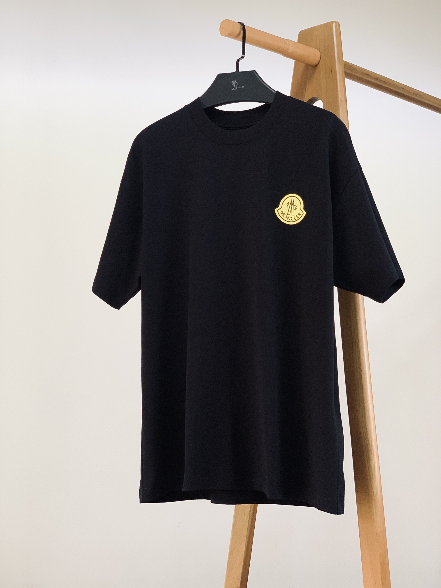 NO:122102,Moncler 2025SS Spring and Summer New Product Casual Printed T-shirts, a must-have style for high-end temperament, a single item with a very tone and charm!  Customized high-density cotton fabric. The overall clothes are soft and delicate and textured. The three-dimensional foam printed logo pattern in front and back is extremely recognizable, highlighting the designer's charm and artistic sense of modern art. It is an extremely luxurious high-end item, the same style as men and women ……………………………………………………………………………………………………………………………………………………………………………………………………………………………………………………………………………………………………………………………………………………………………………………………………………………………………………………………………………………………………………………………………………………………………………………………………………………………………………………………………………………………………………………………………………………………………………………………………………………………………………………………………………………………………………………………………………………………………………………………………………………………………………………………………………………………………………………………………………………………………………………………………………………19860909Moncler 蒙口 2025SS春夏新品 休闲印花T恤,高端气质型必入的极品款式,一款极具腔调感与魅力的单品！定制高密度纯棉面料打造.整体衣服柔软手感细腻有质感.前后立体发泡印花标识图案,辨识度极高,彰显出设计师对于现代艺术魅力与艺术感,属于极为奢华的高端单品,男女同款 …………………………………………………… SizeM-3XL,,christian louboutin,Moncler,tees，t-shirt,alexander wang,Men's clothing