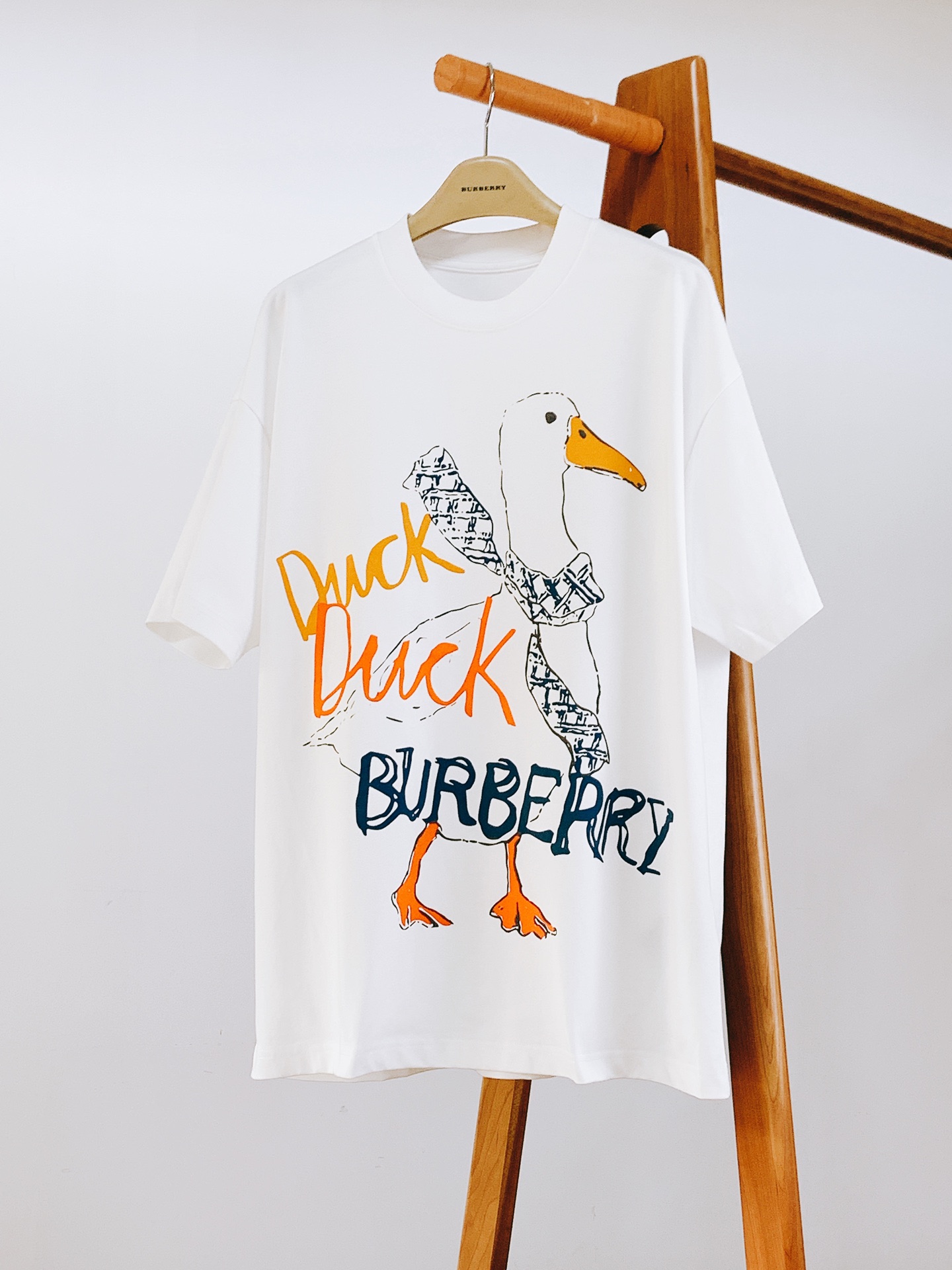 NO:122112,Burberry 2025SS Spring and Summer New Product Casual Cartoon Print T-shirt, a must-have style for high-end temperament, a single item with a very tone and charm!  Customized high-density cotton fabric. The overall clothes are soft and delicate and textured. The front three-dimensional foam cartoon logo print pattern is highly recognizable, highlighting the designer's charm and artistic sense of modern art. It is an extremely luxurious high-end item, the same style as men and women …………………………………………………………………………………………………………………………………………………………………………………………………………………………………………………………………………………………………………………………………………………………………………………………………………………………………………………………………………………………………………………………………………………………………………………………………………………………………………………………………………………………………………………………………………………………………………………………………………………………………………………………………………………………………………………………………………………………………………………………………………………………………………………………………………………………………………………………………………………………………………………………………………………………19860909Burberry 巴宝莉 2025SS春夏新品 休闲卡通印花T恤,高端气质型必入的极品款式,一款极具腔调感与魅力的单品！定制高密度纯棉面料打造.整体衣服柔软手感细腻有质感.前幅立体发泡卡通标识印花图案,辨识度极高,彰显出设计师对于现代艺术魅力与艺术感,属于极为奢华的高端单品,男女同款 …………………………………………………… SizeM-3XL,,burberry,burberry,tees，t-shirt,alexander wang,Men's clothing