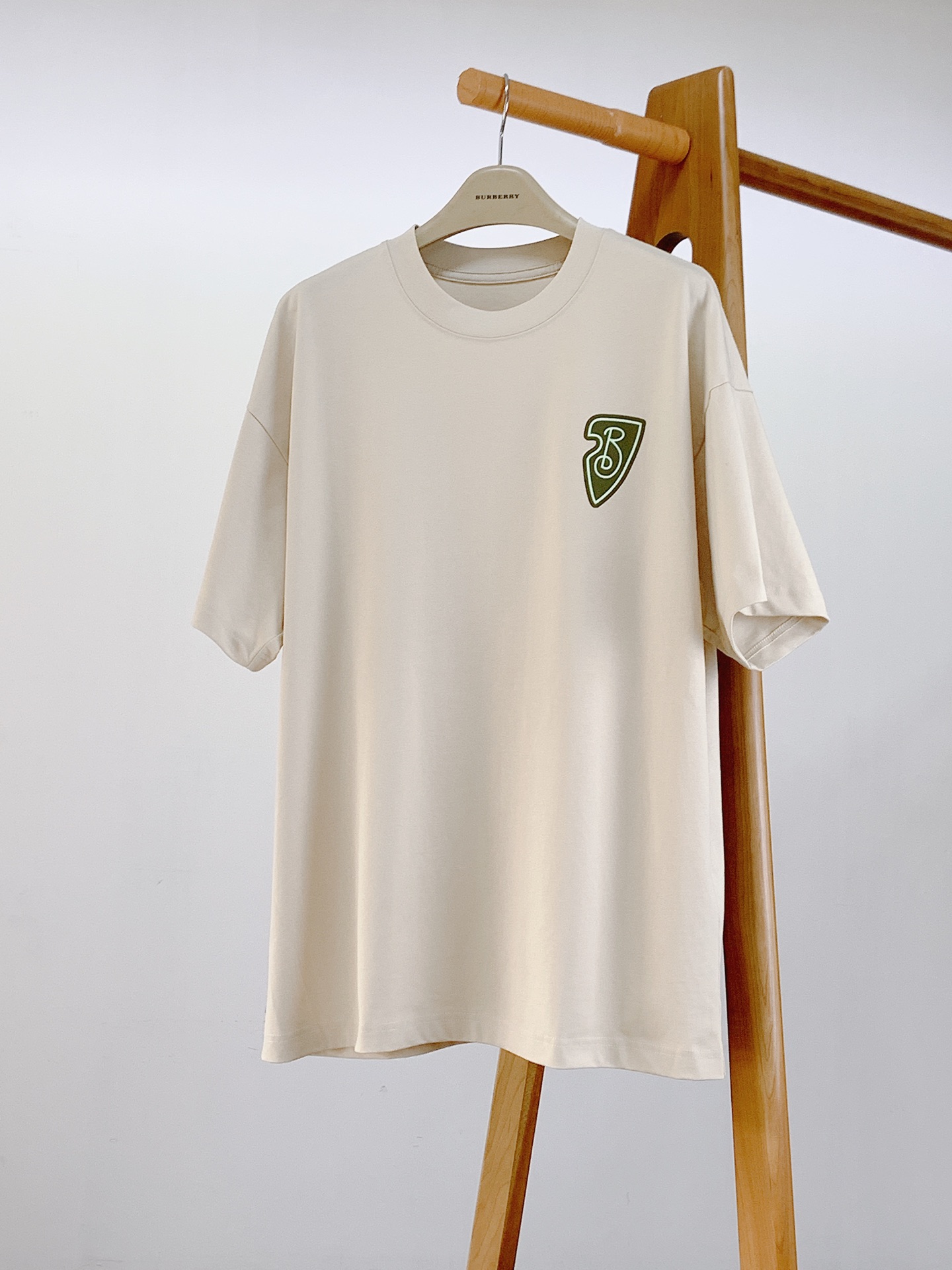 NO:122103,Burberry 2025SS Spring and Summer New Product Cartoon Print T-shirt, a must-have style for high-end temperament, a single item with a very tone and charm!  Customized high-density cotton fabric. The overall clothes are soft and delicate and textured. The classic three-dimensional foaming war code logo printing pattern in front and back is extremely recognizable, highlighting the designer's charm and artistic sense of modern art. It is an extremely luxurious high-end item, the same style as men and women …………………………………………………………………………………………………………………………………………………………………………………………………………………………………………………………………………………………………………………………………………………………………………………………………………………………………………………………………………………………………………………………………………………………………………………………………………………………………………………………………………………………………………………………………………………………………………………………………………………………………………………………………………………………………………………………………………………………………………………………………………………………………………………………………………………………………………………………………………………………………………………………………………19860909Burberry 巴宝莉 2025SS春夏新品 卡通印花T恤,高端气质型必入的极品款式,一款极具腔调感与魅力的单品！定制高密度纯棉面料打造.整体衣服柔软手感细腻有质感.前后经典立体发泡战码标识印花图案,辨识度极高,彰显出设计师对于现代艺术魅力与艺术感,属于极为奢华的高端单品,男女同款 …………………………………………………… SizeM-3XL,,burberry,burberry,tees，t-shirt,alexander wang,Men's clothing