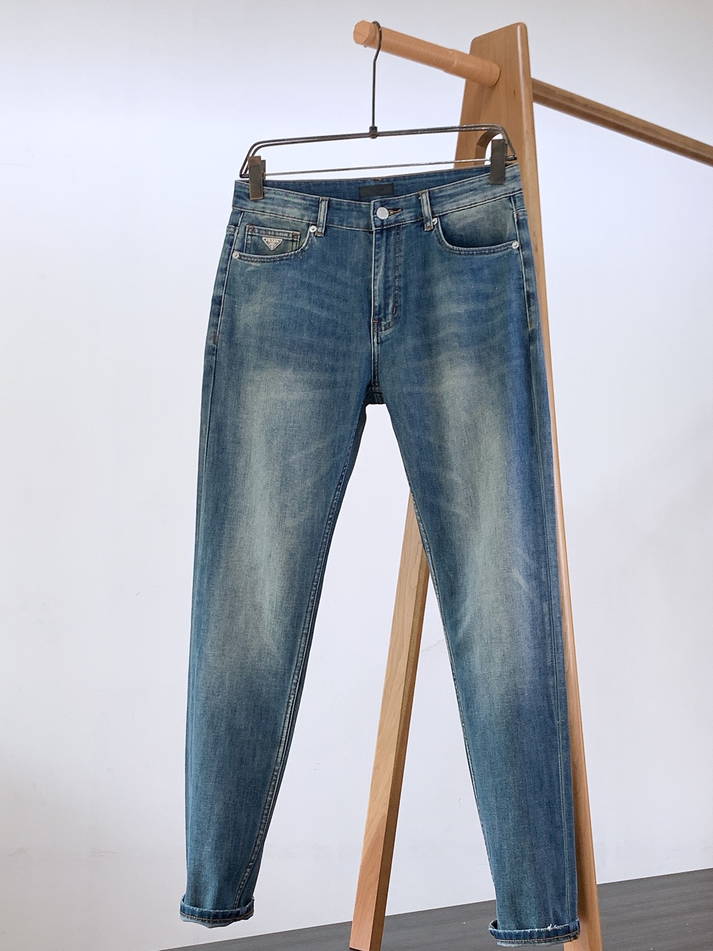 NO:132137,Prada 2025SS spring and summer new product, high-end fashion sense, casual washing jeans. The fabric is very special, ultra-fine and fine imitation cotton yarn blend, super soft and comfortable. It has a casual, casual feeling, and also a relaxed and fashionable feeling. The fabric is refreshing, slightly stretchy, super soft and long wearing time, the whole pants are all traditional hand-wiping technology, natural stone grinding and light fermentation. The style belongs to the combination of small straight feet, and the details are exquisite. ……………………………………………………………………………………………………………………………………………………………………………………………………………………………………………………………………………………………………………………………………………………………………………………………………………………………………………………………………………………………………………………………………………………………………………………………………………………………………………………………………………………………………………………………………………………………………………………………………………………………………………………………………………………………………………………………………………………………………………………………………………………………………………………19860909Prada 普拉达 2025SS春夏新品 高级时装感,休闲洗水牛仔裤. 面料很特殊,超细精仿棉纱混纺,超柔舒适感. 具备牛仔随性感 ,休闲感 , 亦有轻松感 ,时尚感. 布面清爽,微弹力,超柔穿着时间长, 整条裤子全传统手擦工艺,自然石磨轻酵洗水. 版型属于合体小直脚剪裁,细节精致感. …………………………………………………… Size29-38,,prada,prada,jeans,alexander wang,Men's clothing