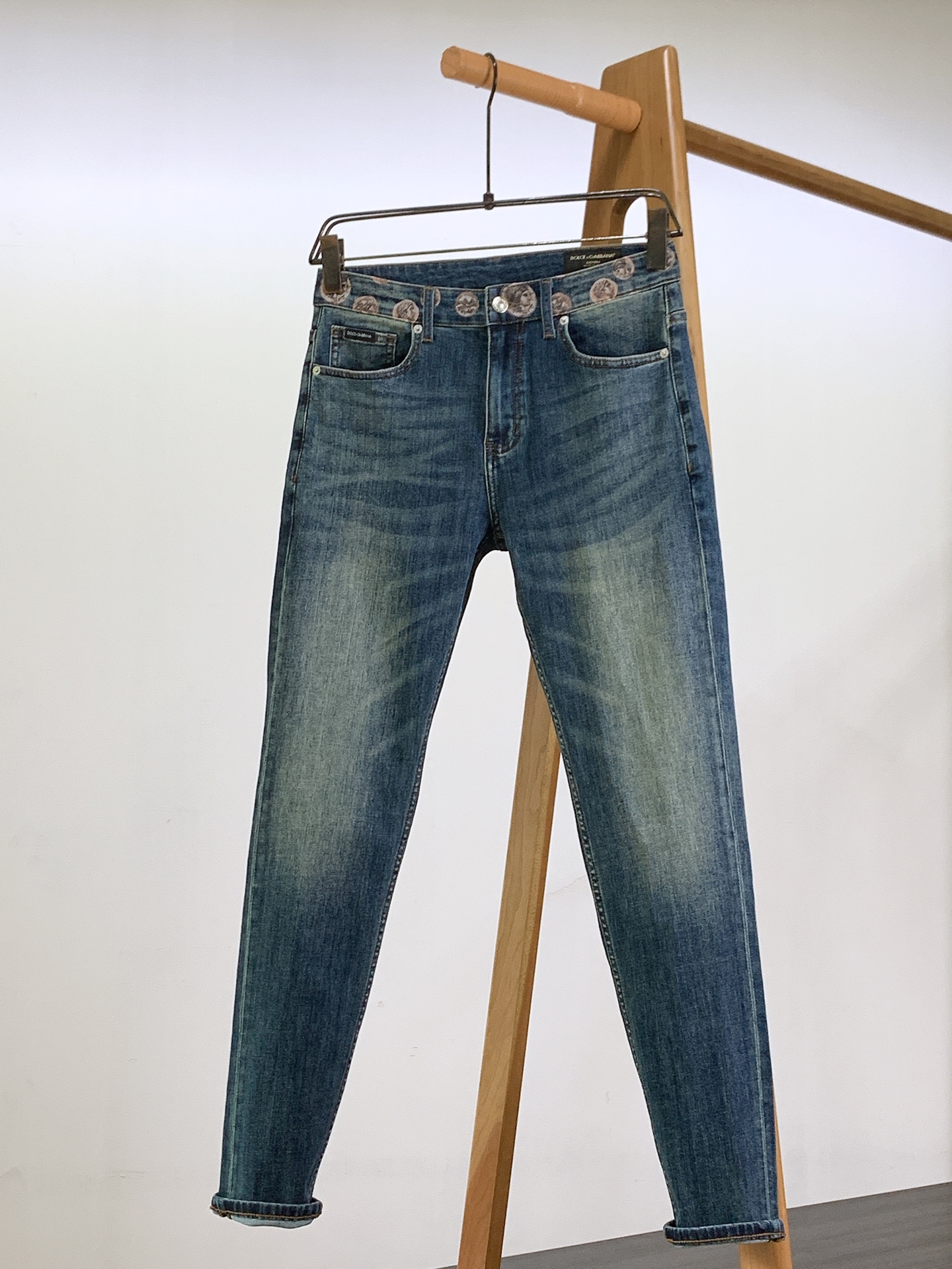 NO:132122,DOLCE&GABBANA 2025SS Early Spring New Product A jean with a very DG home aesthetic tone, dominated by fabric and quality, continuing the essence of normal design, label elements are perfectly embedded, and the embroidered letters at the back pocket have a design sense. It is selected for denim denim fabrics. The surface of the fabric is clear and three-dimensional twill texture, which is quite high-end and specifications, and the customer provides customized hardware and accessories. You can easily get the high-end and luxurious style of the big brand, and the sense of details is quite in place!  Easily create a handsome street dress template, an indispensable matching tool in men's wardrobe!  ……………………………………………………………………………………………………… Size29-38, Dolce & Gabbana, Dolce & Gabbana, Gucci, Jeans, Alexander wang19860909DOLCE&GABBANA 杜嘉班纳 2025SS早春新品 极具DG家美学基调的一款牛仔裤,以面料和品质为主导,延续了常态化的设计精髓,标签化元素完美嵌入,后袋处刺绣字母颇具设计感,甄选客供丹宁牛仔面料打造而成,面料表面清晰立体的斜纹肌理,相当的高级有规格感,客供定制五金辅料.轻松就能Get到大牌的高奢格调,细节感相当到位！轻松打造街头帅气着装范本,男士衣橱里不可缺少的搭配神器！ …………………………………………………… Size29-38,,Dolce&Gabbana,Dolce&Gabbana,Dolce&Gabbana,gucci,jeans,alexander wang,Men's clothing