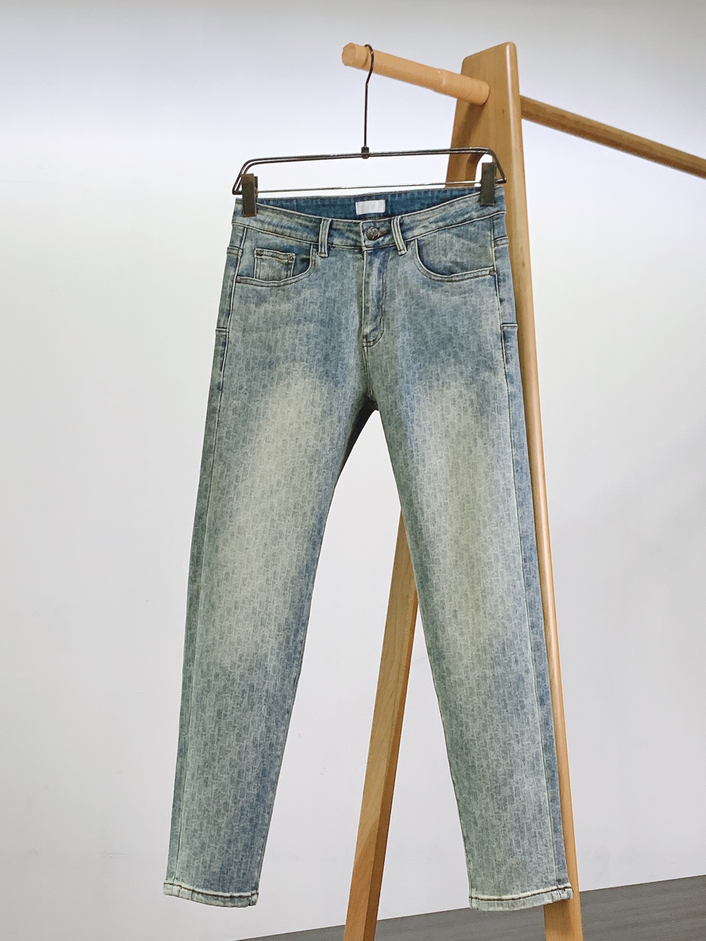 NO:122120,Dior Homme 2025SS early spring new product. A fully printed jeans with a CD-style aesthetic tone are dominated by fabric printing and quality, continuing the essence of normal design. The label elements are perfectly embedded, and the whole pants are full of letter patterns. It is selected for denim jeans. The surface of the fabric is clear and three-dimensional twill texture, which is quite high-end and standardized. Customized hardware and accessories can be easily obtained from the high-end style of the big brand, and the details are quite in place!  Easily create a handsome street dress template, an indispensable matching tool in men's wardrobe!  …………………………………………………………………… Size29-38,,dior,dior,dior,jeans,alexander wang19860909Dior Homme 迪奥·桀傲2025SS早春新品 极具CD家美学基调的一款满印牛仔裤,以面料印花和品质为主导,延续了常态化的设计精髓,标签化元素完美嵌入,整条裤子满印字母花纹,甄选客供丹宁牛仔面料打造而成,面料表面清晰立体的斜纹肌理,相当的高级有规格感,客供定制五金辅料.轻松就能Get到大牌的高奢格调,细节感相当到位！轻松打造街头帅气着装范本,男士衣橱里不可缺少的搭配神器！ …………………………………………………… Size29-38,,dior,dior,dior,jeans,alexander wang,Men's clothing