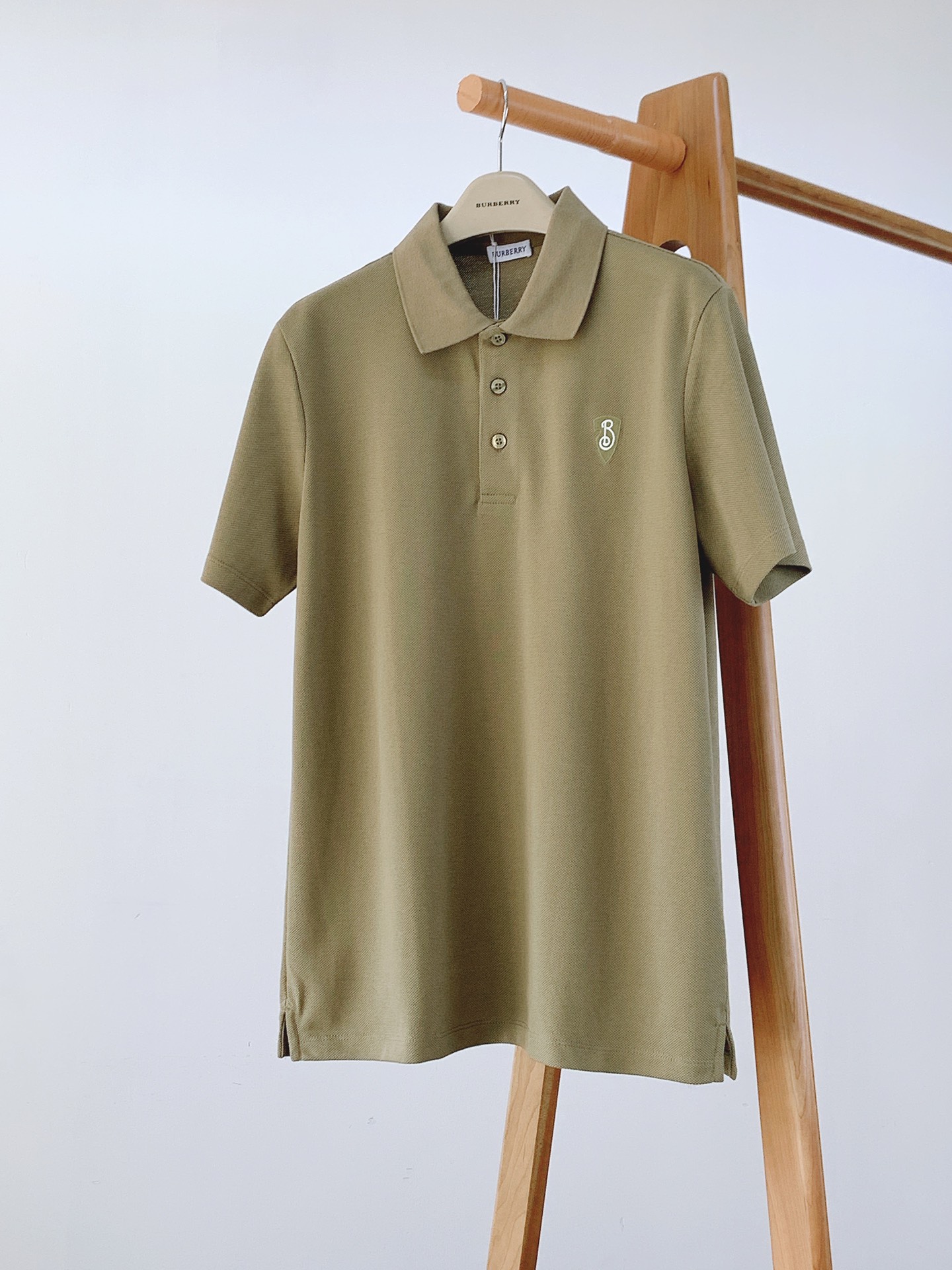 NO:132130,Burberry 2025SS spring and summer new product, casual embroidered Polo shirt, textbook-level texture, can slav British hormones from financial street to golf course. Select cotton beaded mesh fabric is better spun. Engraving buttons open and close, close, close, and tailored. The overall recognition gives people a simple, high-quality and basic. The intuitive feeling is high-end, comfortable, soft, delicate and tactile, and the touch can also give you a brand new feeling. Good things don’t need to be said, a must-have item for casual business, three colors available. ……………………………………………………………………………………………………………………………………………………………………………………………………………………………………………………………………………………………………………………………………………………………………………………………………………………………………………………………………………………………………………………………………………………………………………………………………………………………………………………………………………………………………………………………………………………………………………………………………………………………………………………………………………………………………………………………………………………………………………………………………………19860909Burberry 巴宝莉 2025SS春夏新品 休闲刺绣Polo衫,教科书级质感登场,从金融街到高尔夫球场都能 slav的英伦荷尔蒙.甄选棉质珠地网眼布面料精纺而成.刻字纽扣开合,贴身剪裁.极具辨识度整体给人一种简约高规又基础.直观感受就是高级,舒适,柔软细腻有筋骨,触感也能给与你全新的感受.好物无需多言,休闲商务必备单品,三色可选. …………………………………………………… SizeM-XXL,,burberry,burberry,alexander wang,Men's clothing