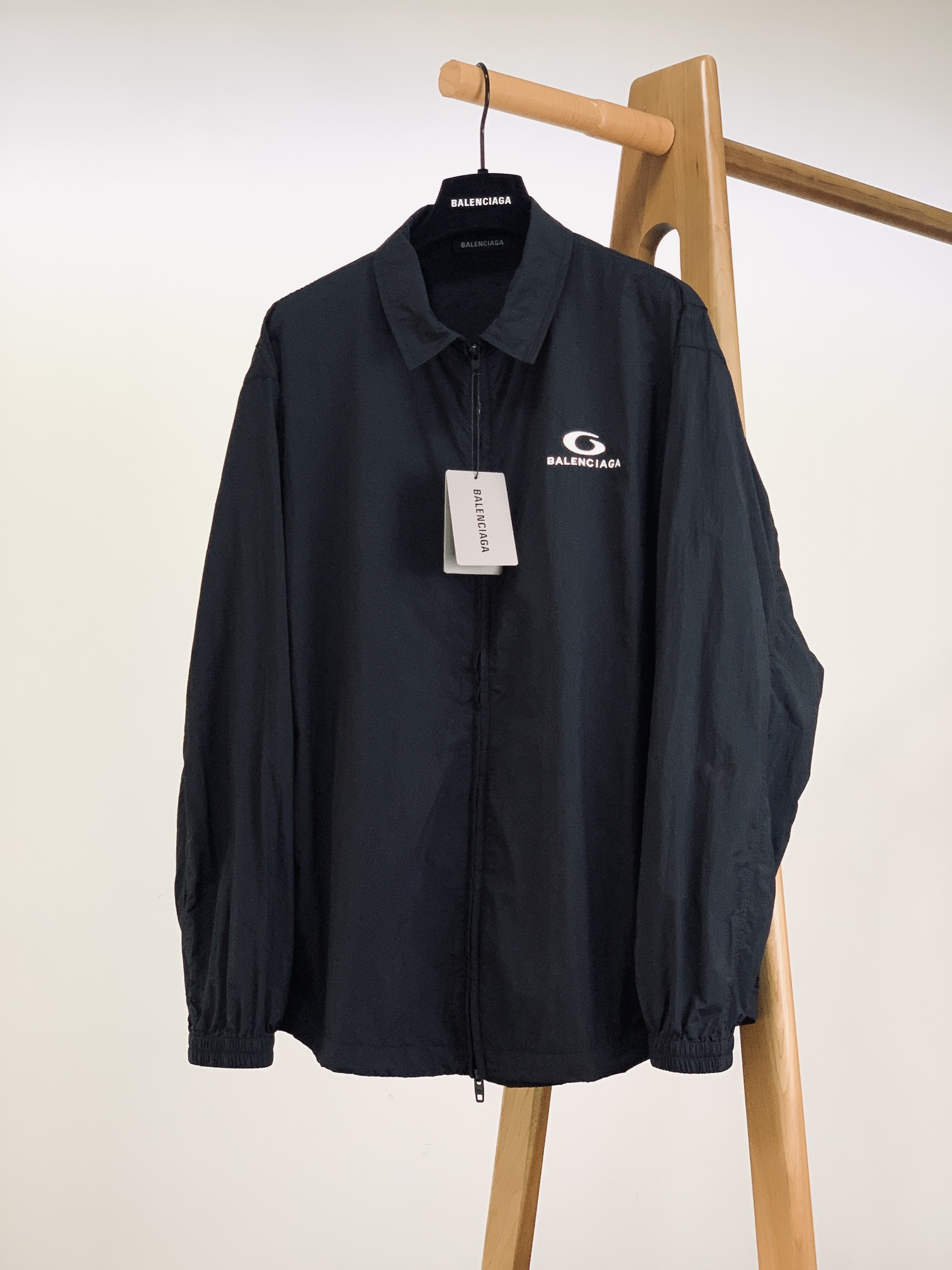 NO:124133,Balenciaga 2025SS early spring new product is extremely complex, but the quality is particularly good... There are many fabrics with nano-anti-gluing, super comfortable and refreshing jackets. Wear invincible in summer. Quality from the inside out!  It is also meticulous inside.. The latest embroidered silhouette windbreaker. Imported fabric with comfortable upper body. Fine workmanship. S bust 130 clothes with length 73 shoulder width 53 sleeve length 60. M bust 134 clothes with length 75 shoulder width 55 sleeve length 62. L bust 138 clothes with length 77 shoulder width 57 sleeve length 62. ……………………………………………………………………………………………………………………………………………………………………………………………………………………………………………………………………………………………………………………………………………………………………………………………………………………………………………………………………………………………………………………………………………………………………………………………………………………………………………………………………………………………………………………………………………………………………………………………………………………………………………………………………………………………………………………………………………………………………………………………………………………………………………………………………………………………………19860909巴黎世家 2025SS早春新品 极其复杂,但品质又是特别好……超多处面料纳米防粘腻,超级舒适和爽快的夹克. 夏天穿无敌的. 品质由内而外！ 里面也是一丝不苟的..最新刺绣廓形风衣. 上身很舒服的进口面料.做工精细 外贸厂代工.  S胸围130衣长73肩宽53袖长60. M胸围134衣长75肩宽55袖长62 . L胸围138衣长77肩宽57袖长62 …………………………………………………… SizeS.M.L,,balenciaga,jackets & coats,alexander wang,Men's clothing