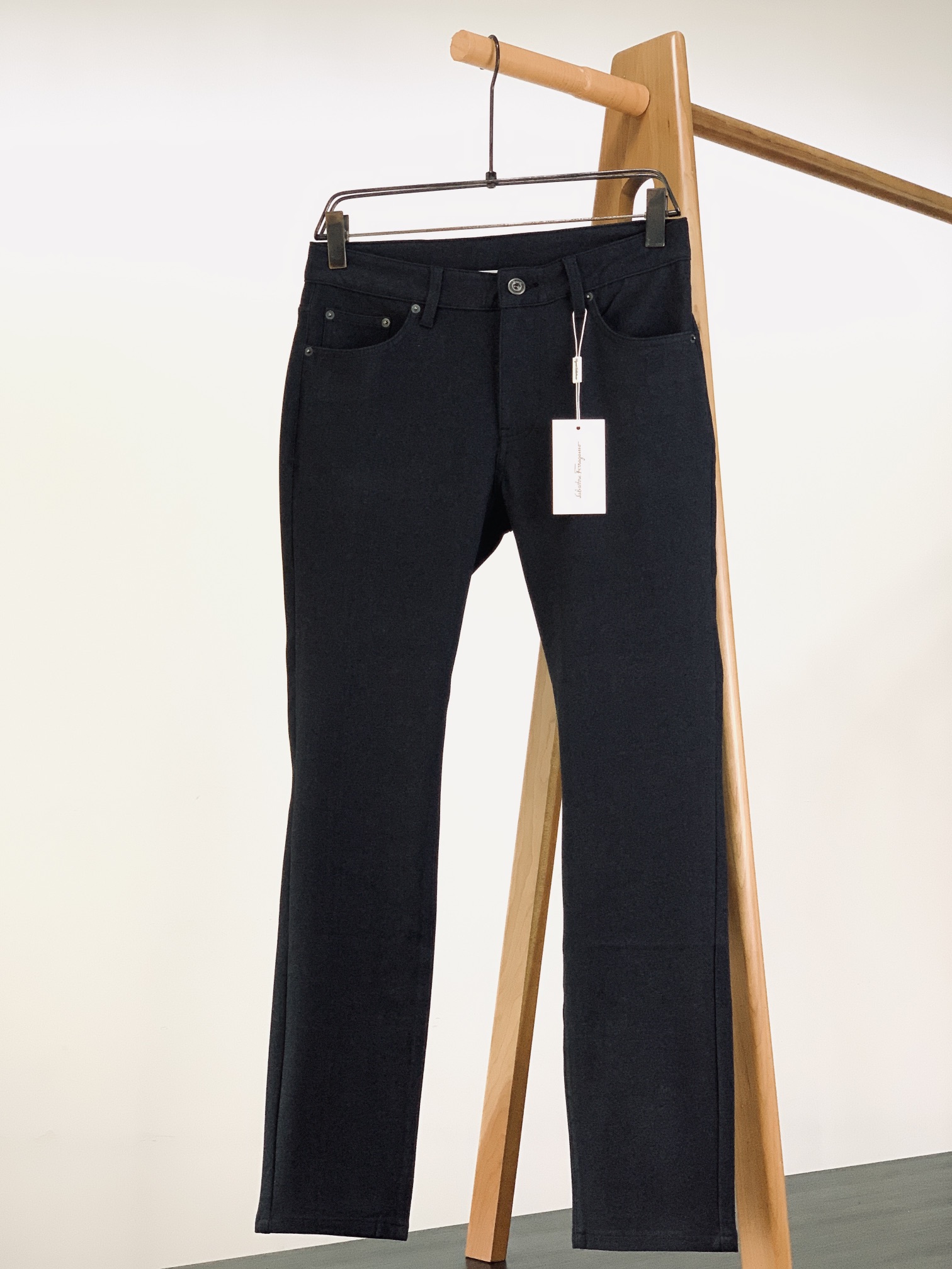 NO:124128,Ferragamo 2025SSzaocq new product technology hot rock fleece fabric, plus velvet and as stretchy as hoodies... European order!  King of Business Fg The latest men's black casual pants.. Slim-fit denim trousers. High-end fashion casual style. Simple and fashionable three-dimensional cutting, unique craftsmanship, high elastic and comfortable fabric. Excellent upper body effect, hot rock fleece fabric.. Shows confidence and temperament; all the subtleties show perfect quality pants. The classic logo symbolizes the highest quality of the brand. Original hardware accessories. Owning is another fashion start. 30 size waist 78-80 hip circumference 102 trouser length 101 Other size waist circumference hip circumference increases by 3.4cm per size cervical length 1.2cm per size ……………………………………………………………………………………………………………………………………………………………………………………………………………………………………………………………………………………………………………………………………………………………………………………………………………………………………………………………………………………………………………………………………………………………………………………………………………………………………………………………………………………………………………………………………………………………………………………………………………………………………………………………………………………………………………………19860909Ferragamo 菲拉格慕 2025SSzaocq新品 科技热岩绒面料,加绒且和卫裤一样弹力舒适…. 欧洲订单！商务之王Fg 最新男款黑色休闲裤..修身款牛仔长裤 高端时尚休闲款.简约时尚的三维裁剪,工艺独特,高弹舒适面料 上身效果极佳,热岩绒面料..彰显自信气质；所有细微处尽情展现完美品质裤子的经典Logo象征了品牌至高的品质,原厂五金配件 拥有,便是另一种时尚的开始. 30码腰围78-80 臀围102 裤长101 其他码腰围臀围每码递增3.4cm 裤长每码递增1.2cm …………………………………………………… Size30-38,,ferragamo,ferragamo,alexander wang,Men's clothing