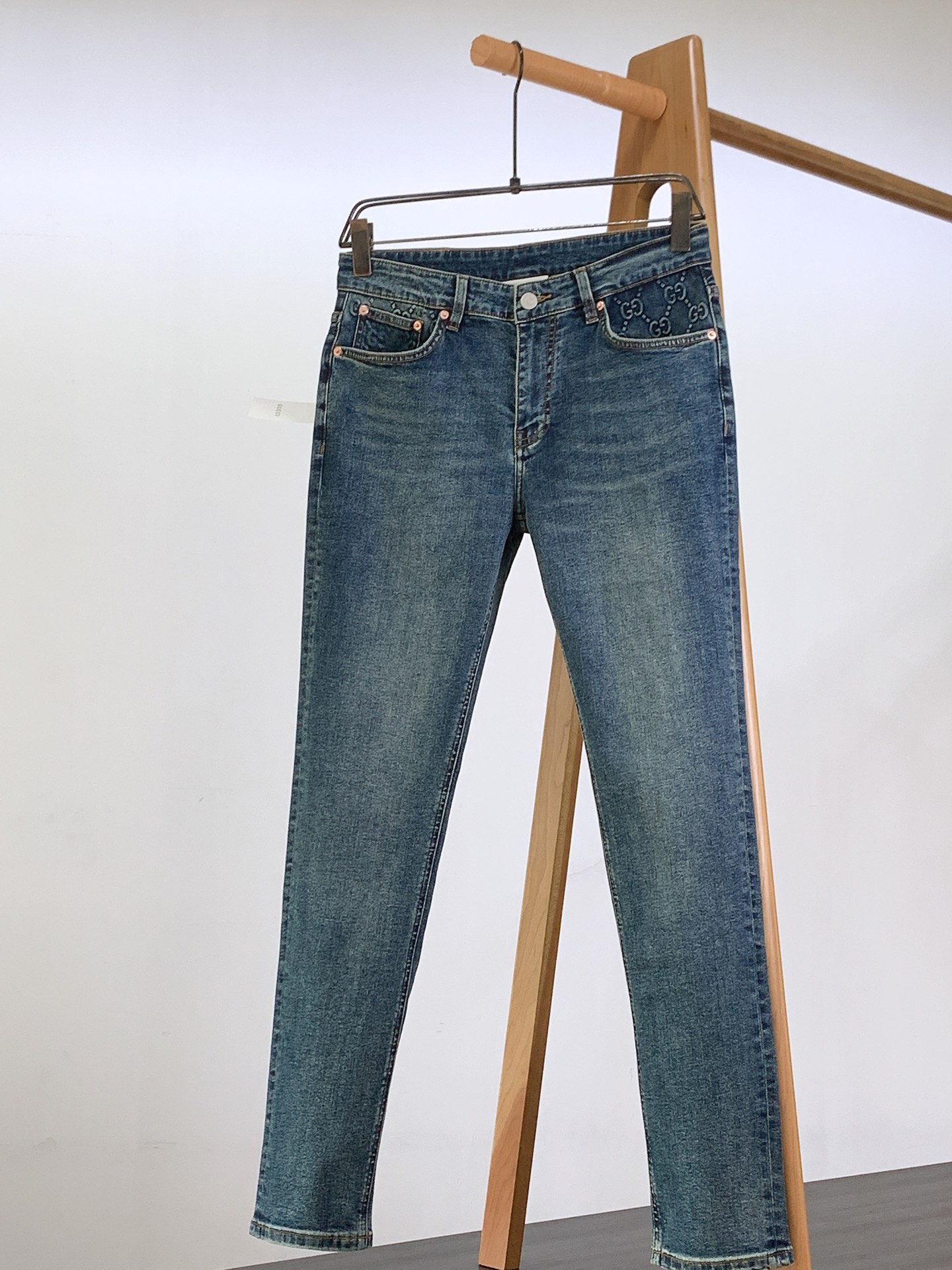 NO:124123,Gucci 2025SS early spring new product, super comfortable.. This men's jeans are blue and retro washing, which gives them a natural tone, while adding to the layering of the pants. The leather brand design adds texture and style to the pants, while also enhancing durability. The pants are made of high-quality denim fabric and are carefully cut and sewn to ensure comfort and quality. The pants are simple and elegant, suitable for wearing in various occasions, and are an indispensable item in men's wardrobe. 30 size waist 78-80 hip circumference 102 trousers length 102 Other size waist circumference hip circumference increases by 3.4-3.6cm per size circumference 1.2cm per size …………………………………………………………………………………………………………………………………………………………………………………………………………………………………………………………………………………………………………………………………………………………………………………………………………………………………………………………………………………………………………………………………………………………………………………………………………………………………………………………………………………………………………………………………………………………………………………………………………………………………………………………………………  wang19860909Gucci 古驰 2025SS早春新品 超级舒适..这款男士牛仔裤湛蓝复古洗水工艺,使其呈现出自然的色调,同时增加了裤子的层次感.皮牌的设计为裤子增添了质感与风格感,同时也加强了耐用性.该款裤子采用高品质的牛仔布料,经过精细的裁剪和缝制,确保了舒适度和质量.裤子的款式简约大方,适合多种场合穿着,是男士们衣橱中必不可少的单品. 30码腰围78-80 臀围102 裤长102 其他码腰围臀围每码递增3.4-3.6cm 裤长每码递增1.2cm …………………………………………………… Size30-38,,gucci,gucci,jeans,alexander wang,Men's clothing