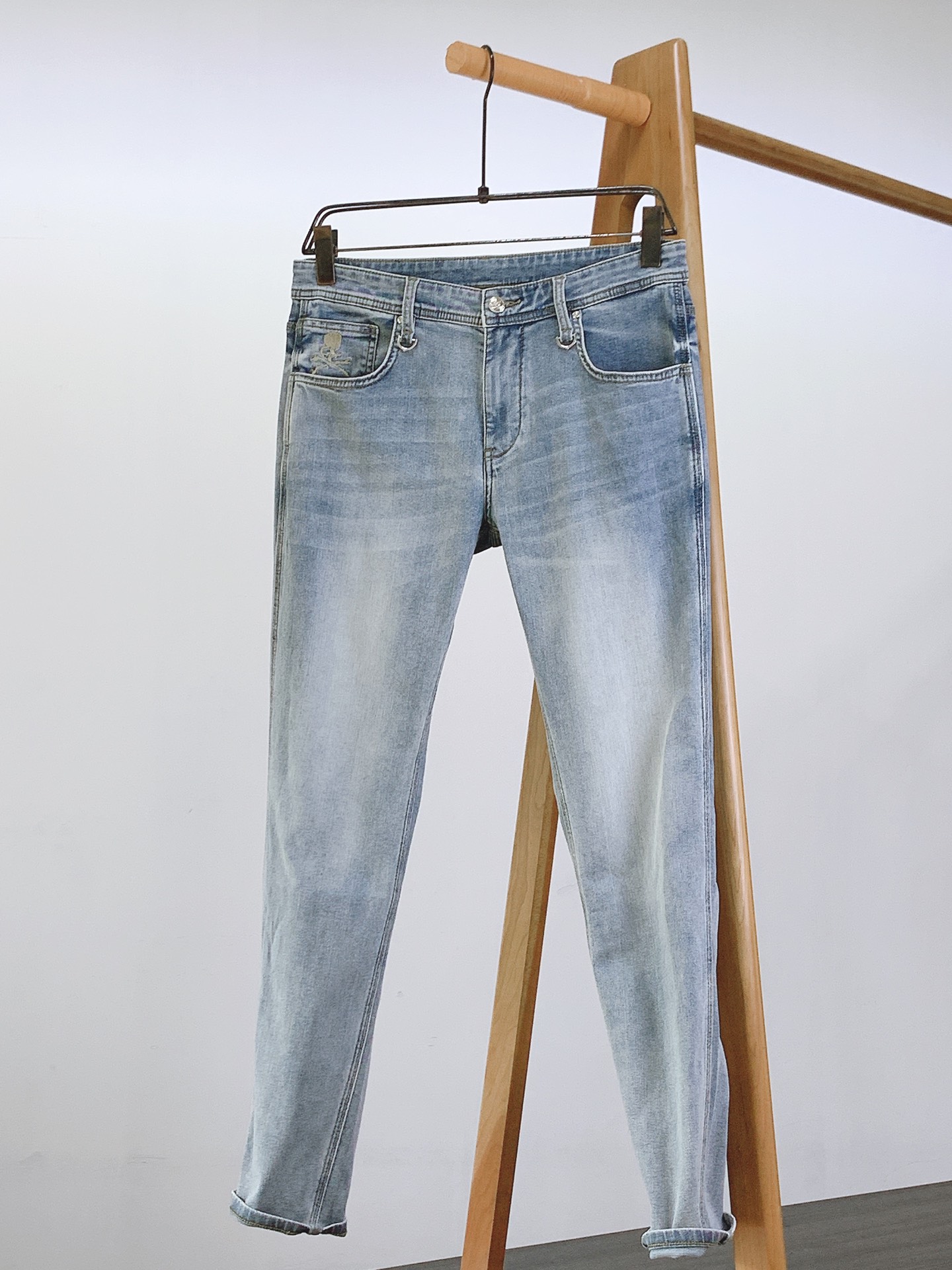 NO:124129,Mastermind Japan MMJ 2025SS early spring new product The second heavyweight denim in spring and summer!  !  !  The first ultra-thin and super-oplastic... Re-washed and super handsome!  mmj spring and summer re-washing water light-color elastic design... Good pants are the real masters!  !  These jeans will marvel at the clever embroidery design!  !  Light color, unique charm, made of high-quality cotton fabric, ultra-thin craftsmanship and grinding design, embroidery embellishment details, top hardware, texture restoration, luxury and fashion sense. It is very worth buying. 30 waist circumference 76-78 hip circumference 100-102 trouser length 102. Other sizes waist circumference hip circumference increases by 3.4 cm per size, trouser length increases by 1.2 cm per size ………………………………………………………………………………………………………………………………………………………………………………………………………………………………………………………………………………………………………………………………………………………………………………………………………………………………………………………………………………………………………………………………………………………………………………………………………………………………………………………………………………………………………………………………………………………………………………………………………………………………………………………………………………………………………………………………………………………………………………………………………………………………………………19860909Mastermind Japan MMJ 2025SS早春新品 春夏季第二弹重磅牛仔！！！第一款超薄超弹…重洗白超帅牛！mmj春夏重洗水浅色弹力设计….好裤子才是真正的高手一样！！这款牛仔裤让你会惊叹它刺绣设计的巧妙 ！！淡淡的颜色,别致的魅力,采用优质棉质面料制成,超薄工艺磨破设计,刺绣点缀细节,顶级五金 质感还原..尽显奢华时尚感 ..非常值得选购. 30腰围76-78 臀围100-102 裤长102.其他码腰围臀围每码递增3.4 cm 裤长档长每码递增1.2cm …………………………………………………… Size30-38,,jeans,alexander wang,Men's clothing
