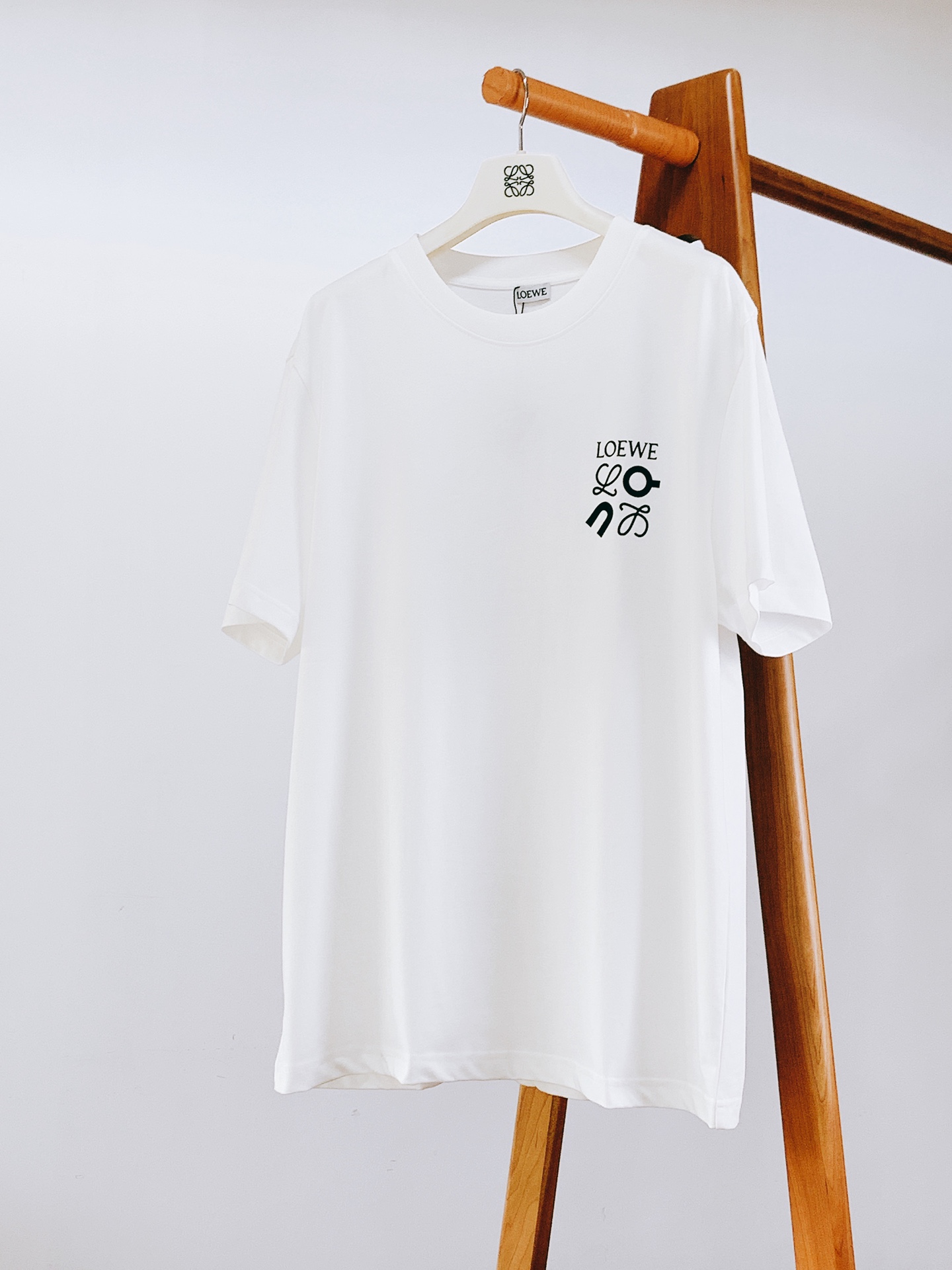 NO:124119,Loewe 2025SS spring and summer new product casual printed T-shirt, a must-have style for high-end temperament, a single item with a very tone and charm!  Customized high-density cotton fabric. The overall clothes are soft and delicate and textured. The front and back waterproof embossed logo pattern is highly recognizable, highlighting the designer's charm and artistic sense of modern art. It is an extremely luxurious high-end item, the same style as men and women, and the two colors are recommended ………………………………………………………………………………………………………………………………………………………………………………………………………………………………………………………………………………………………………………………………………………………………………………………………………………………………………………………………………………………………………………………………………………………………………………………………………………………………………………………………………………………………………………………………………………………………………………………………………………………………………………………………………………………………………………………………………………………………………………………………………………………………………………………………………………………………………………………………………………………………………………………………19860909Loewe 罗意威 2025SS春夏新品 休闲印花T恤,高端气质型必入的极品款式,一款极具腔调感与魅力的单品！定制高密度纯棉面料打造.整体衣服柔软手感细腻有质感.前后防水浮雕标识图案,辨识度极高,彰显出设计师对于现代艺术魅力与艺术感,属于极为奢华的高端单品,男女同款,两色推荐 …………………………………………………… SizeS-XL,,loewe,loewe,tees，t-shirt,alexander wang,Men's clothing