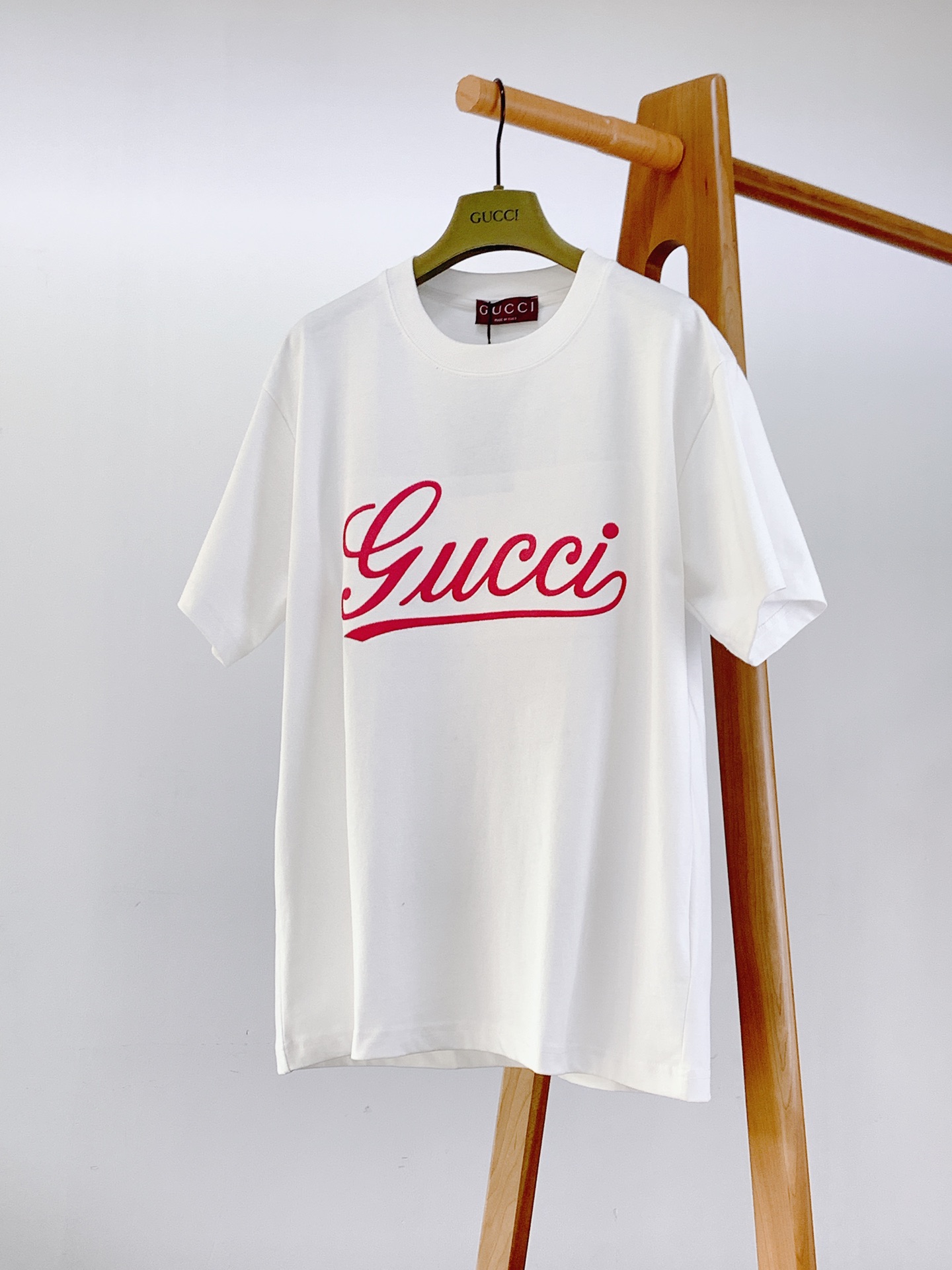 NO:124114,Gucci 2025SS Spring and Summer New Product Note Signature T-shirt, a must-have style for high-end temperament, a single item with a very tone and charm!  Customized high-density cotton fabric. The overall clothes are very weighty, the clothes are soft and delicate and textured. The embroidered logo pattern on the chest is exquisite in craftsmanship and highly recognizable, highlighting the designer's charm and artistic sense of modern art. It is an extremely luxurious high-end item, the same style as men and women, and the two colors are recommended ……………………………………………………………………………………………………………………………………………………………………………………………………………………………………………………………………………………………………………………………………………………………………………………………………………………………………………………………………………………………………………………………………………………………………………………………………………………………………………………………………………………………………………………………………………………………………………………………………………………………………………………………………………………………………………………………………………………………………………………………………………………………………………………………………………………………………………………………………………………………19860909Gucci 古驰 2025SS春夏新品 音符签名T恤,高端气质型必入的极品款式,一款极具腔调感与魅力的单品！定制高密度纯棉面料打造.整体衣服非常有份量,衣服柔软手感细腻有质感.胸前田岛机刺绣标识图案,工艺精湛,辨识度极高,彰显出设计师对于现代艺术魅力与艺术感,属于极为奢华的高端单品,男女同款,两色推荐 …………………………………………………… SizeXS-L,,gucci,gucci,tees，t-shirt,alexander wang,Men's clothing