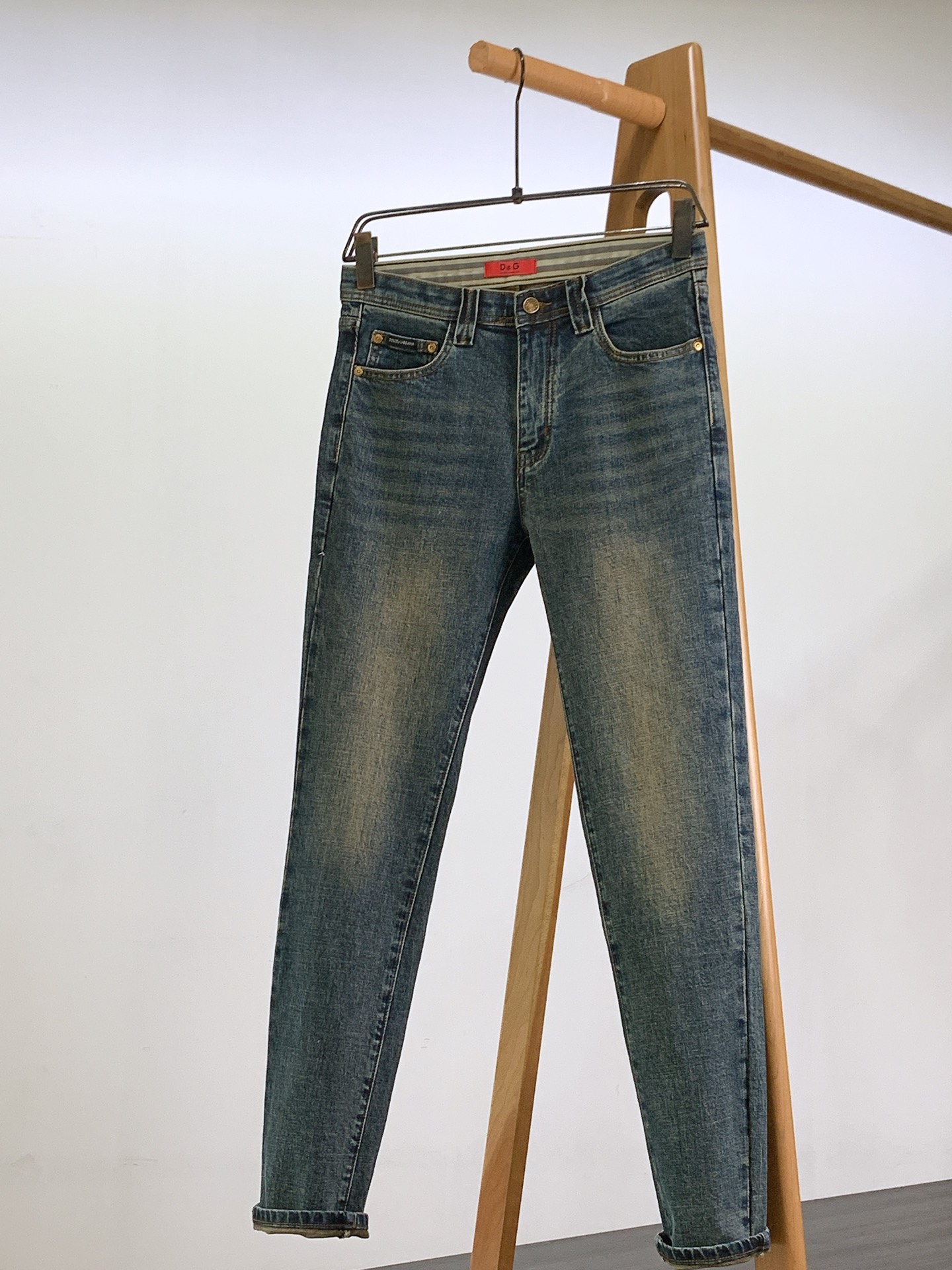 NO:124121,DOLCE&GABBANA 2025SS early spring new product Fashionable casual jeans, imported wash elastic fabric, comfortable, breathable and elastic upper body, customer-supplied hardware and auxiliary materials decoration, extremely high grade, super positive style, full-quality order model, full-style handsome upper body ………………………………………………………………………………………………………………………………………………………………………………………………………………………………………………………………………………………………………………………………………………………………………………………………………………………………………………………………………………………………………………………………………………………………………………………………………………………………………………………………………………………………………………………………………………………………………………………………………………………………………………………………………………………………………………………………………………………………………………………………………………………………………………………………………………………………………………………………………………………………………………………………………………19860909DOLCE&GABBANA 杜嘉班纳 2025SS早春新品 时尚休闲牛仔裤,进口水洗弹力面料,上身舒适透气有弹力,客供五金辅料装饰,档次极高,版型超正,全品相订单款,上身帅气十足 …………………………………………………… Size29-38,,Dolce&Gabbana,Dolce&Gabbana,jeans,alexander wang,Men's clothing