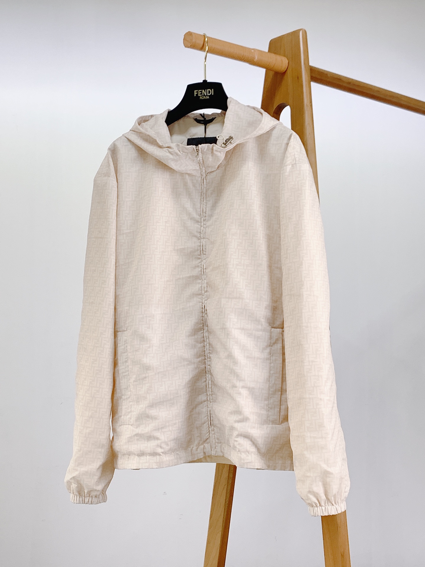 NO:124145,Fendi 2025SS early spring new product, dark pattern jacquard hooded jacket. The fabric uses double-layer cotton composite fabric, which refers to a fabric composed of two layers of cotton fabrics through special processes. This fabric combines the comfort and breathability of cotton, and the density texture of the fabric can only be restored after being combined. The jacquard process is weaving technology to form patterns through the weaving process of warp and weft lines. Full-print jacquard means that the entire fabric is covered with fine patterns, Fendi's double F logo, this process makes the fabric more visually rich and three-dimensional, and also increases the uniqueness and recognition of the product. 46-coded garment length 69 bust 122 shoulder width 54 48-coded garment length 70 bust 126 shoulder width 55 50-coded garment length 72 bust 130 shoulder width 56 52-coded garment length 73 bust 134 shoulder width 57  ……………………………………………………………………………… Size46-52, fendi, fendi, jackets & coats, hats, alexander wang19860909Fendi 芬迪 2025SS早春新品 暗纹提花连帽夹克.面料采用了双层棉质复合面料指的是由两层棉质面料通过特殊工艺复合而成的一种面料.这种面料结合了棉质的舒适性和透气性,复合后才能还原面料的密度质感.提花工艺在织造过程中通过经纬线的交织形成图案的织造技术.满印提花则意味着整个面料上都布满了精细的图案,芬迪的双F标志,这种工艺使得面料在视觉上更加丰富和立体,同时也增加了产品的独特性和辨识度. 46码衣长69 胸围122 肩宽54 48码衣长70 胸围126 肩宽55 50码衣长72 胸围130 肩宽56 52码衣长73 胸围134 肩宽57 …………………………………………………… Size46-52,,fendi,fendi,jackets & coats,hats,alexander wang,Men's clothing